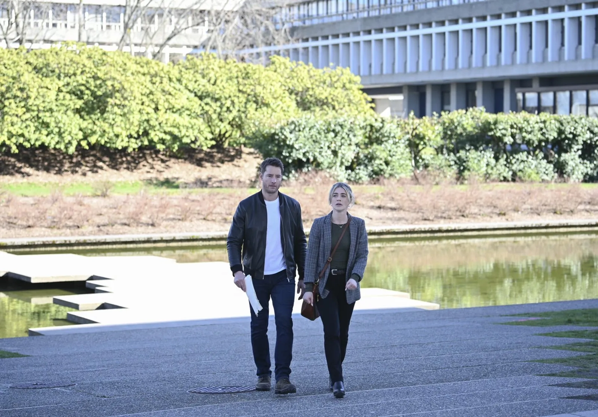 Justin Hartley and Melissa Roxburgh in Tracker (2024)