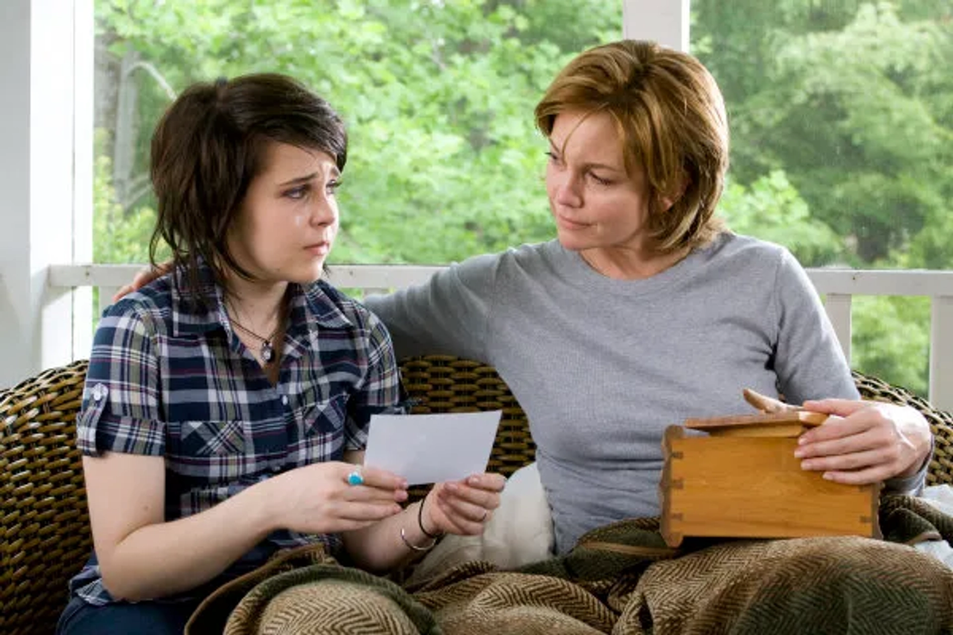 Diane Lane and Mae Whitman in Nights in Rodanthe (2008)