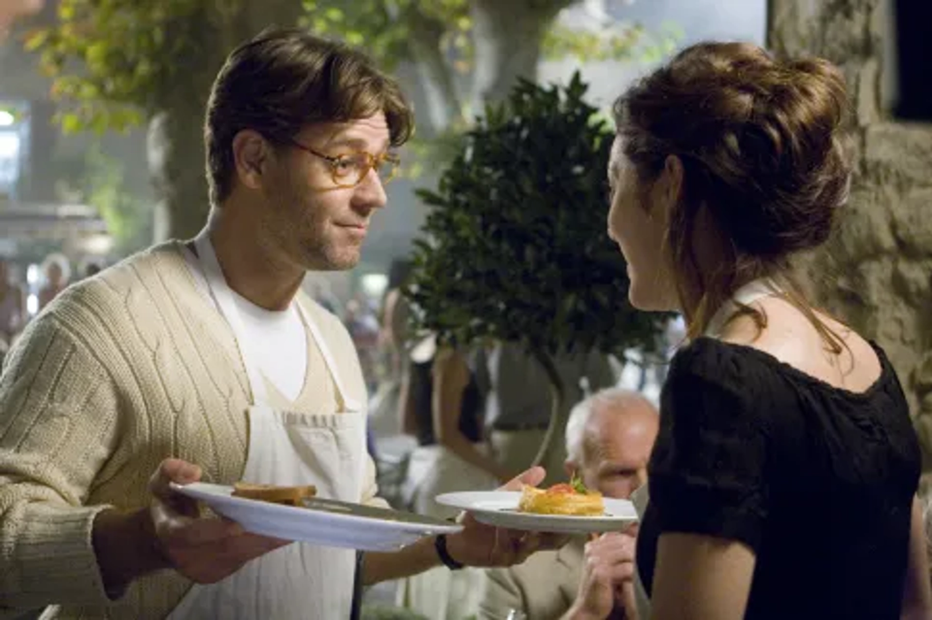 Russell Crowe and Marion Cotillard in A Good Year (2006)