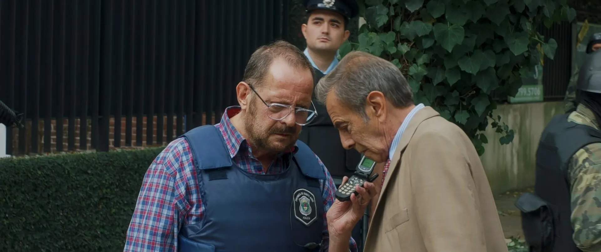 Mario Alarcón and Luis Luque in The Heist of the Century (2020)