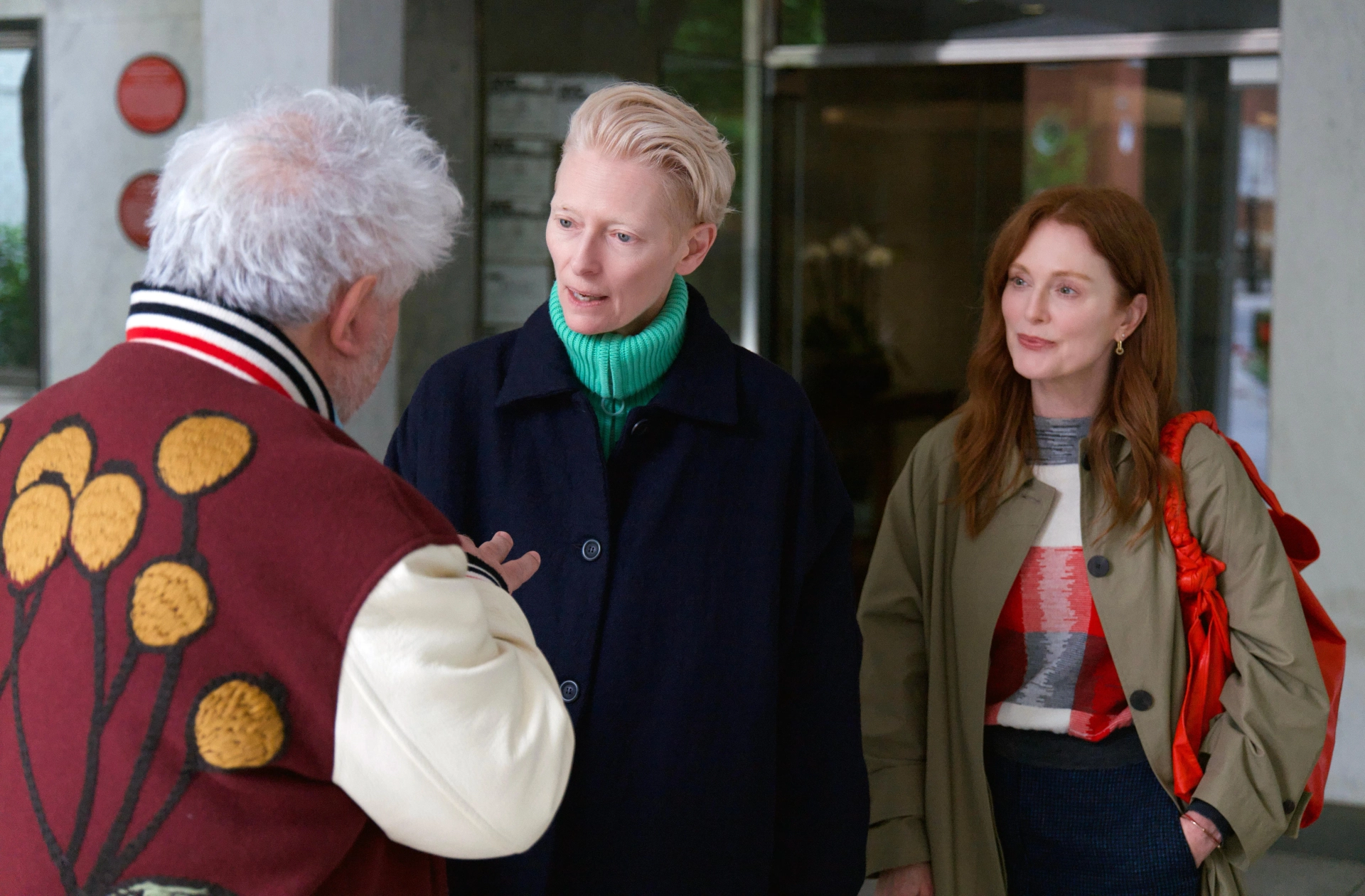 Julianne Moore, Pedro Almodóvar, and Tilda Swinton in The Room Next Door (2024)