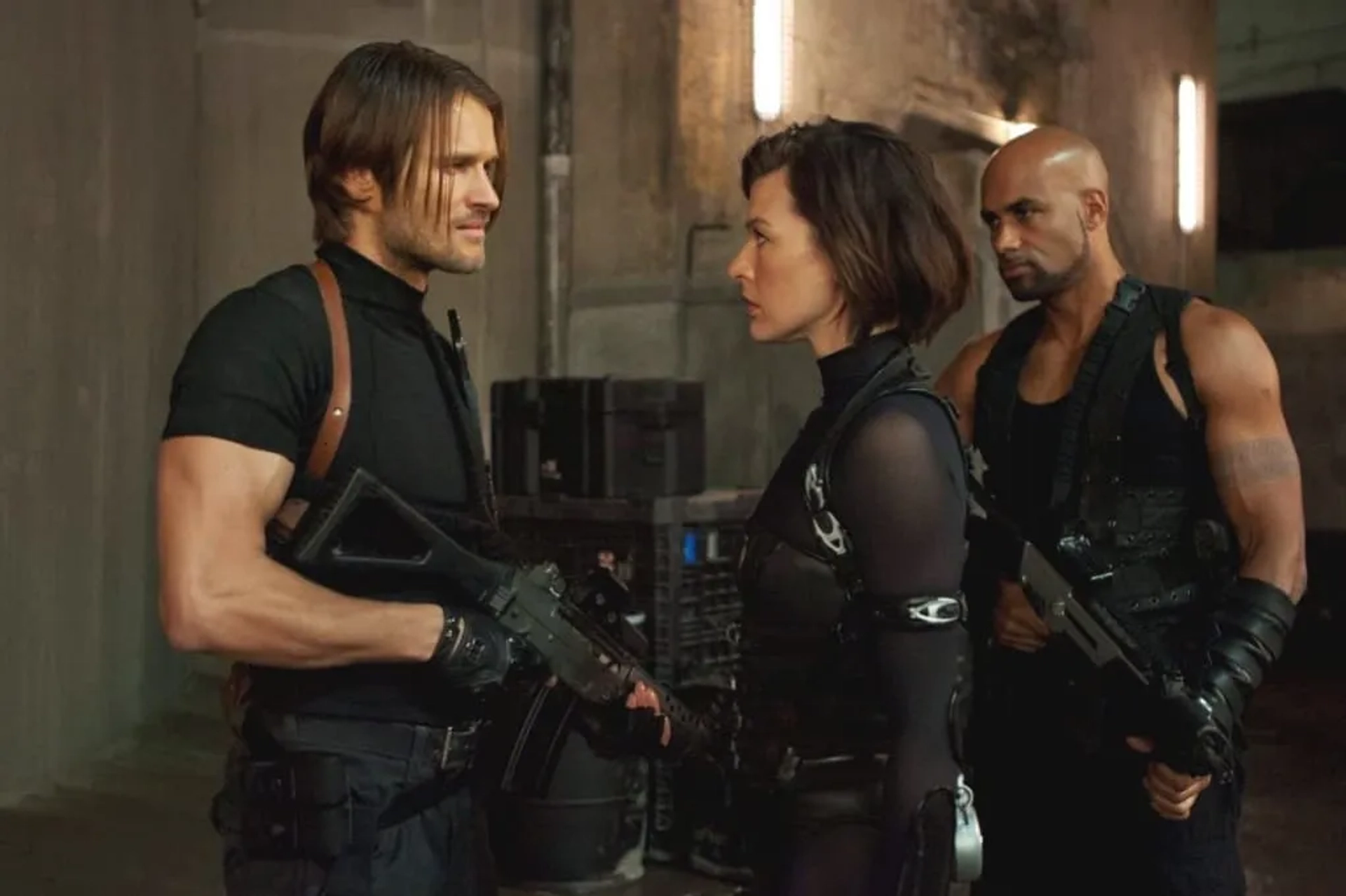 Milla Jovovich, Boris Kodjoe, and Johann Urb in Resident Evil: Retribution (2012)