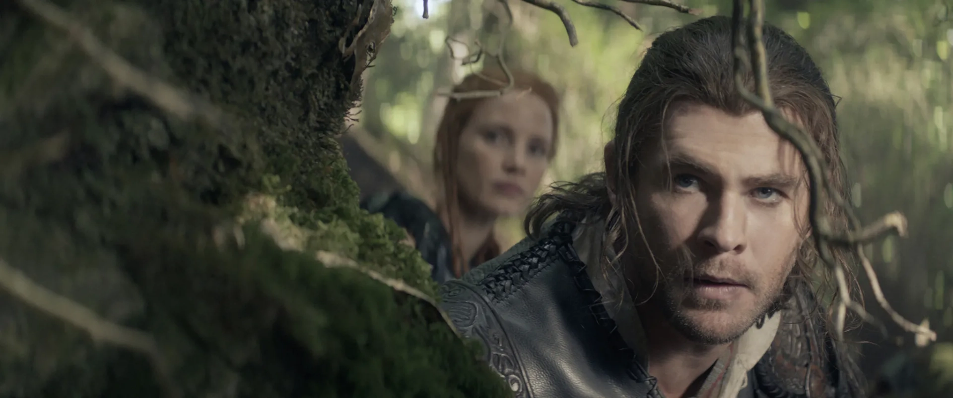 Chris Hemsworth and Jessica Chastain in The Huntsman: Winter's War (2016)