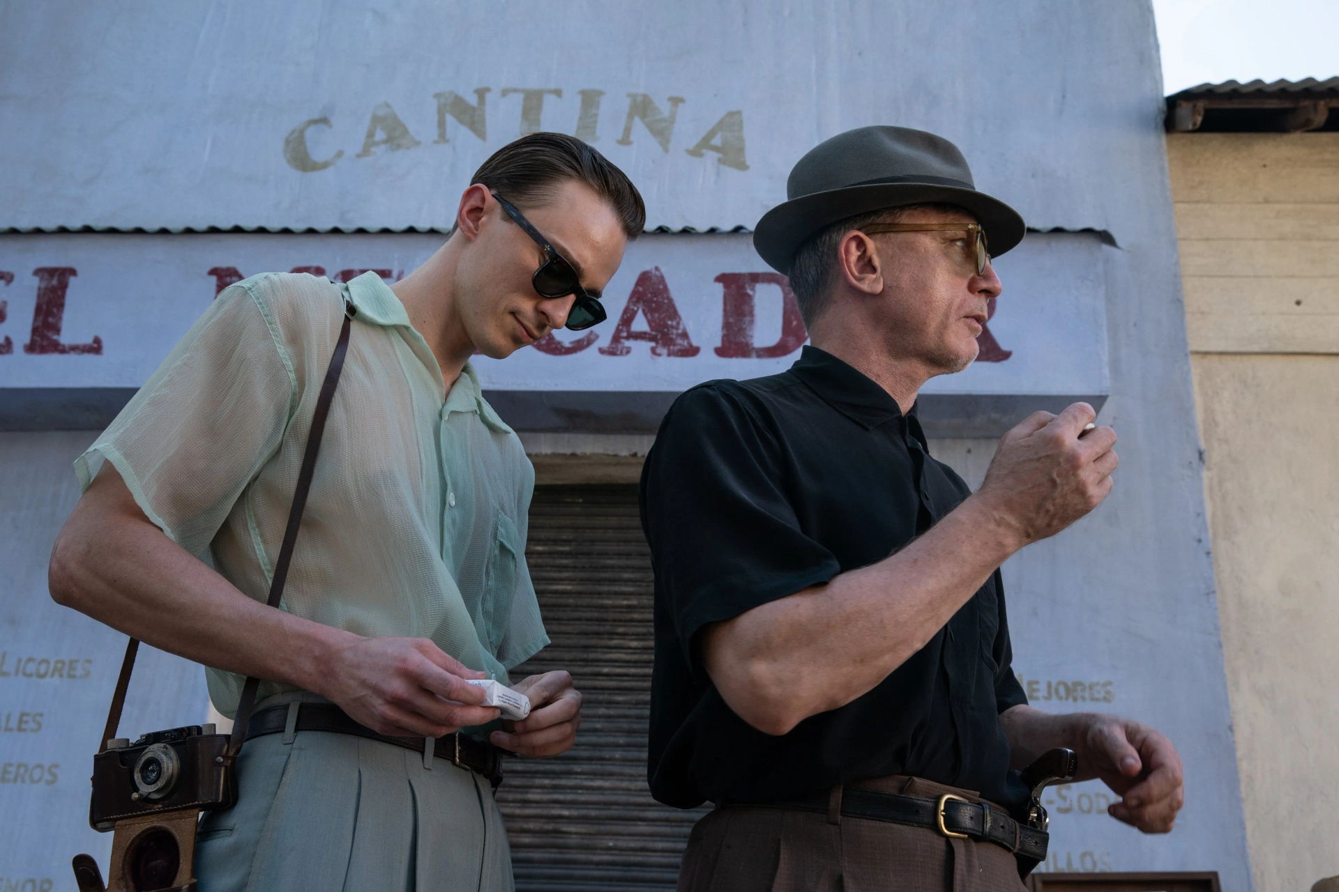 Daniel Craig and Drew Starkey in Queer (2024)