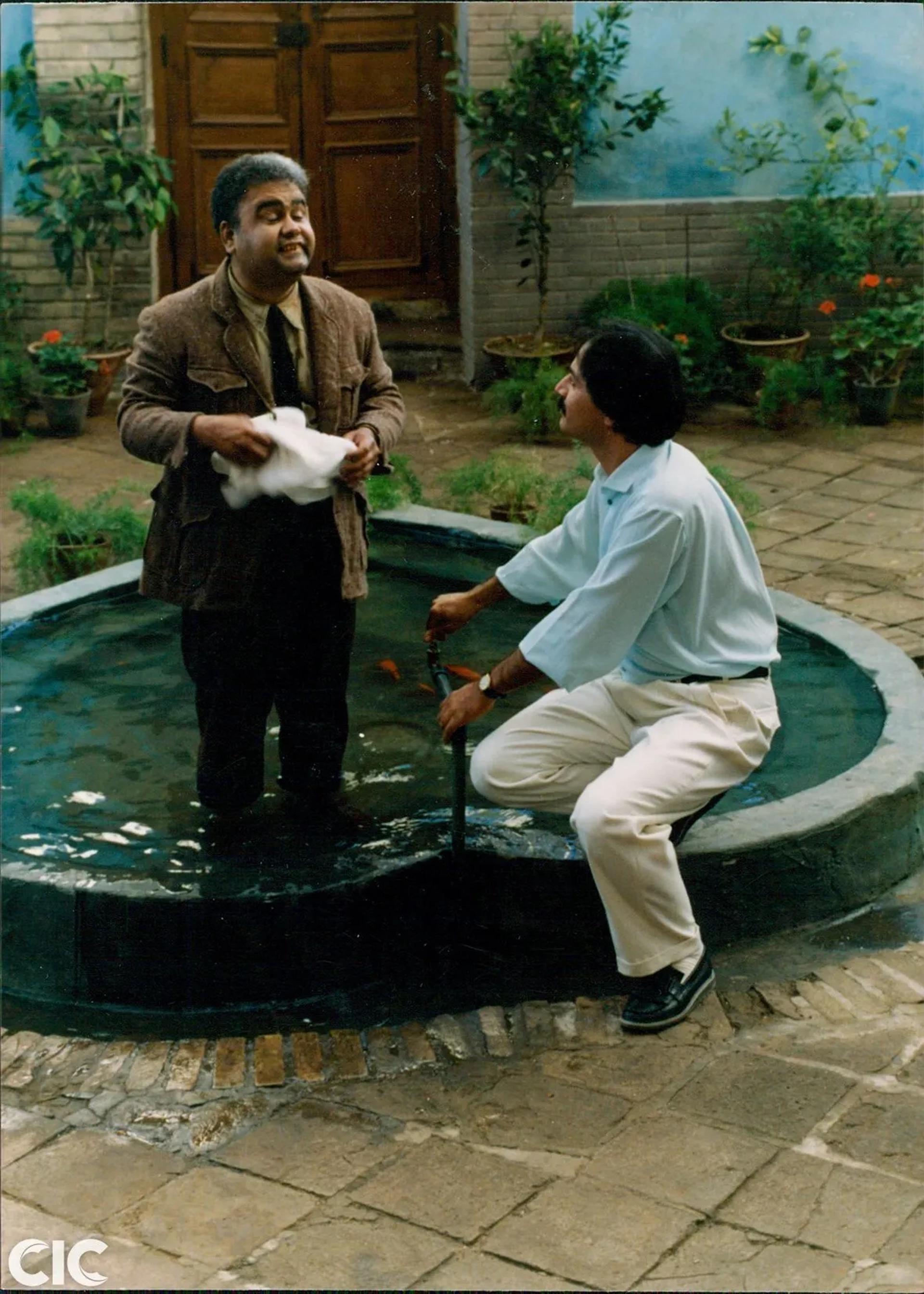 Akbar Abdi and Amin Tarokh in Mother (1990)