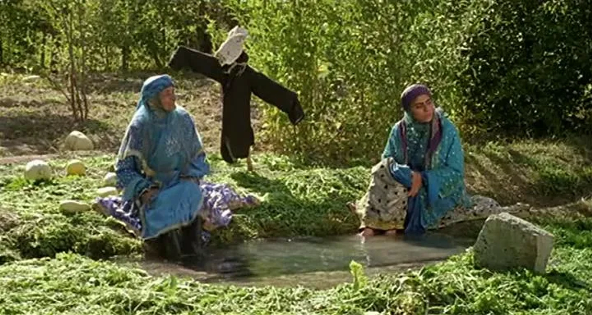 Shaghayeh Djodat and Rogheih Moharami in Gabbeh (1996)