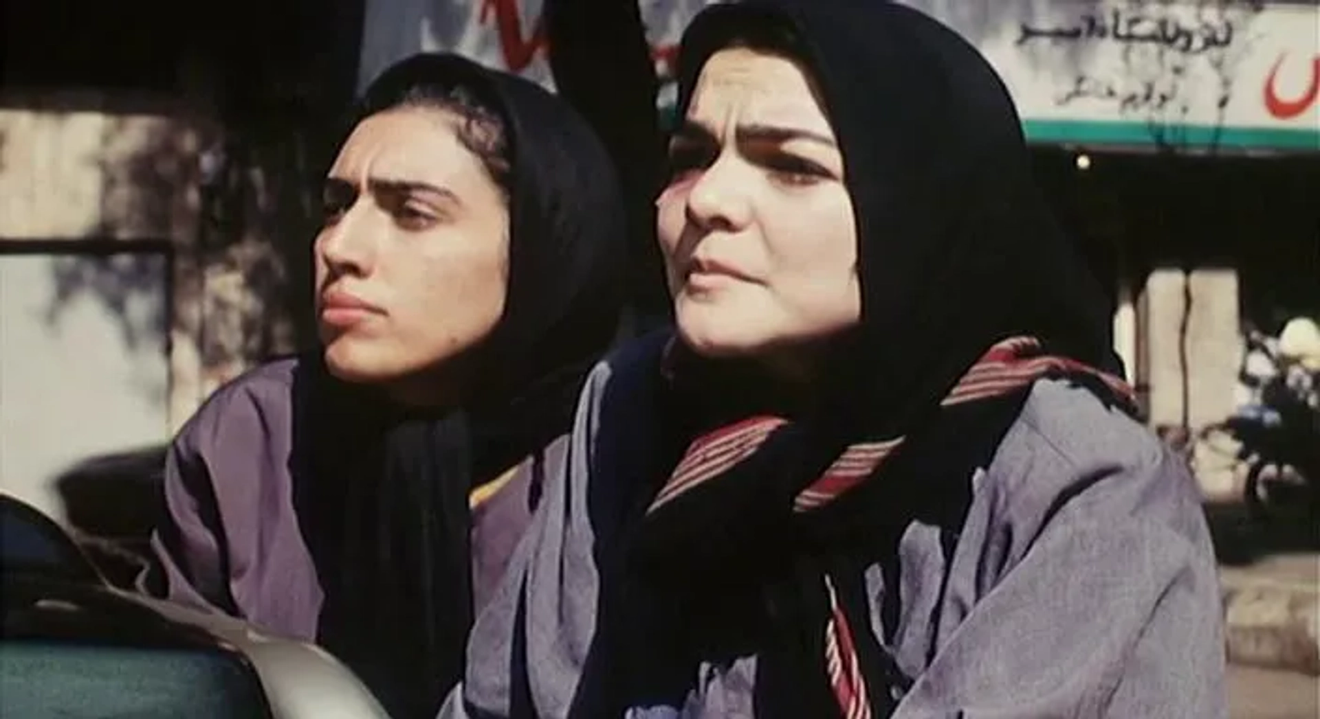 Maryiam Palvin Almani and Nargess Mamizadeh in The Circle (2000)