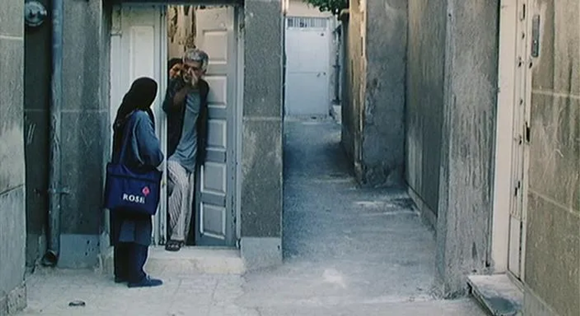 Nargess Mamizadeh and Abbas Alizadeh in The Circle (2000)