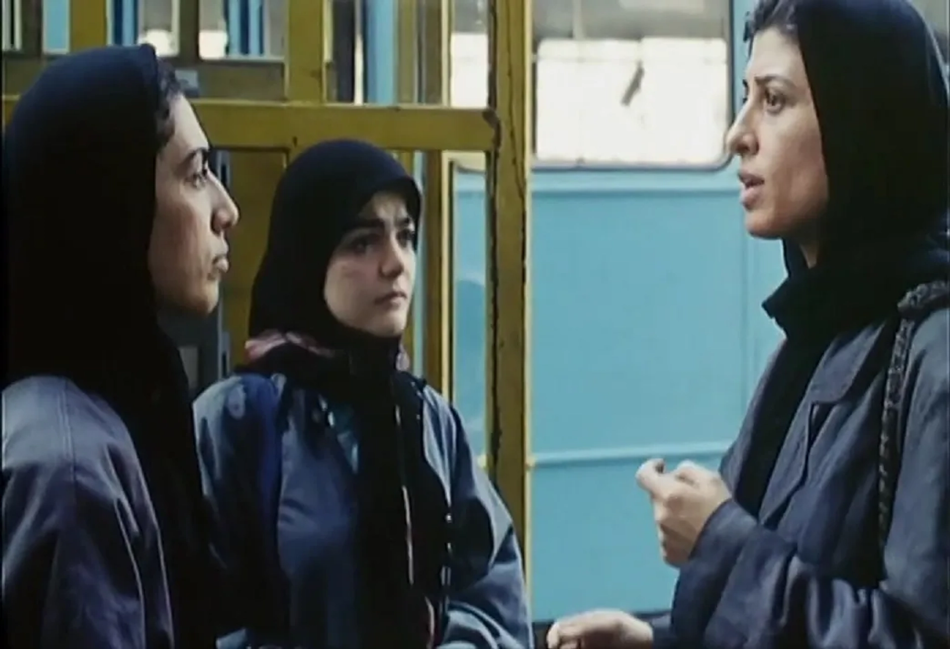 Maryiam Palvin Almani, Nargess Mamizadeh, and Maedeh Tahmasebi in The Circle (2000)