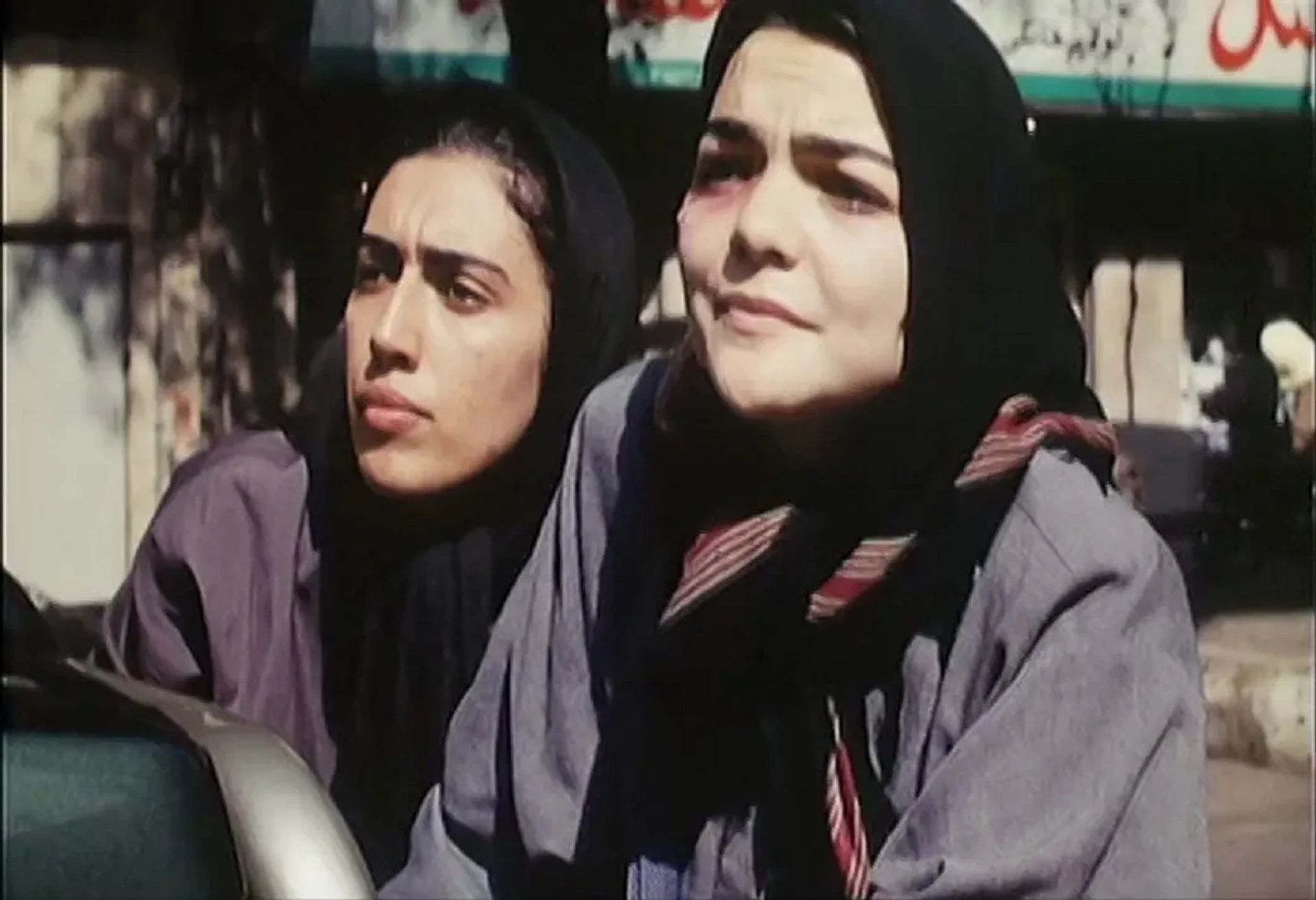 Maryiam Palvin Almani and Nargess Mamizadeh in The Circle (2000)