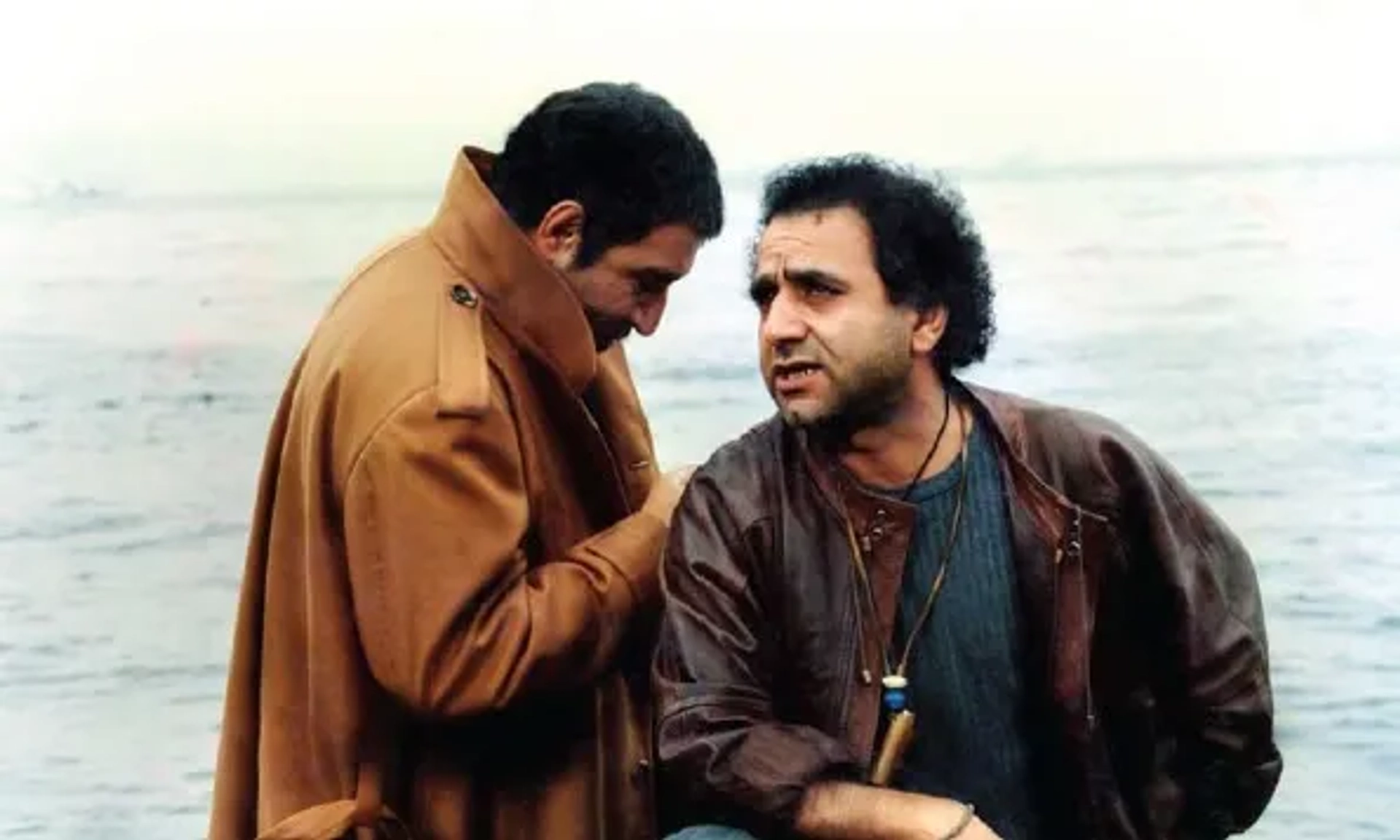 Dariush Arjmand and Parviz Parastui in Snowman (1995)