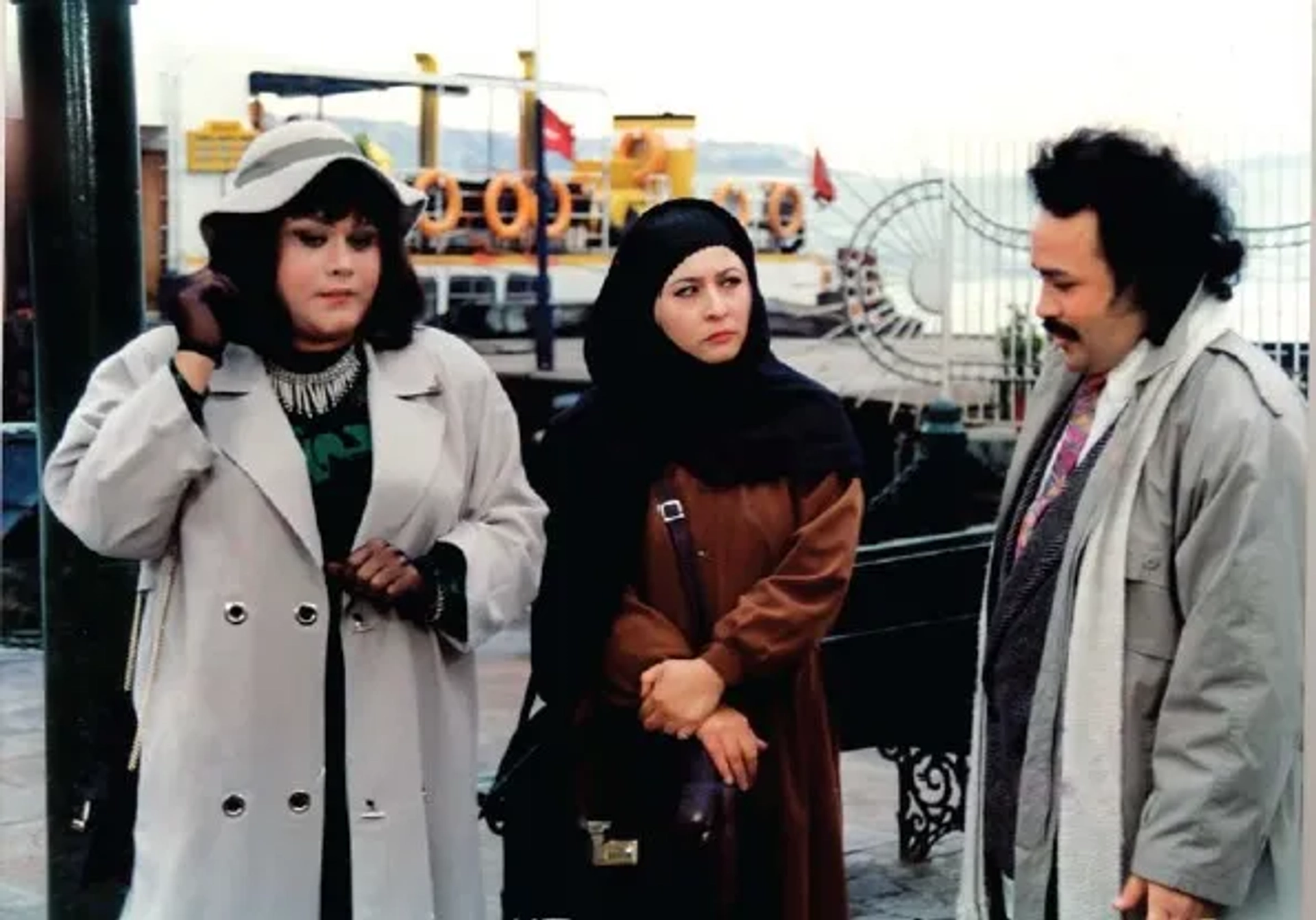 Akbar Abdi, Azita Hajian, and Mohammad Reza Sharifinia in Snowman (1995)