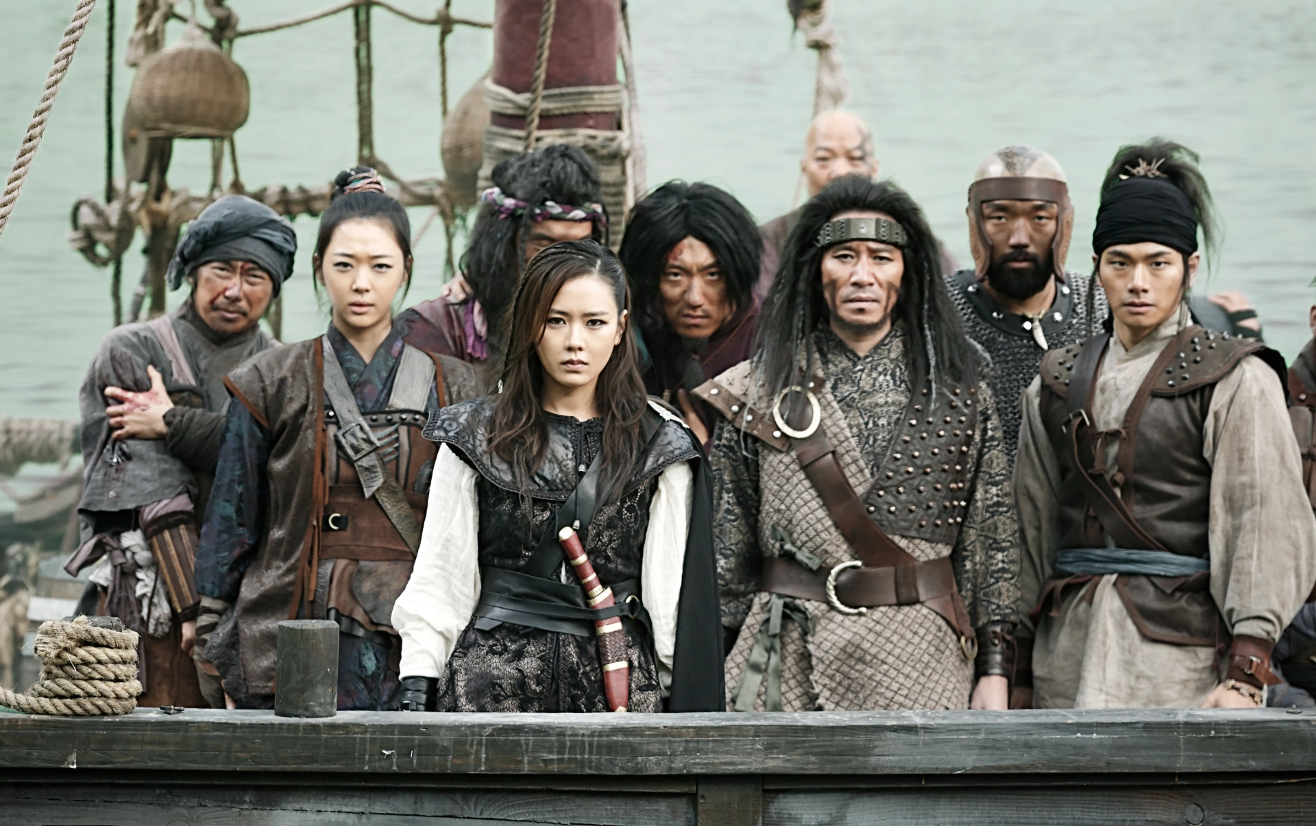 Son Ye-jin, Sulli Choi, Shin Jeong-geun, and Lee Yi-kyeong in The Pirates (2014)