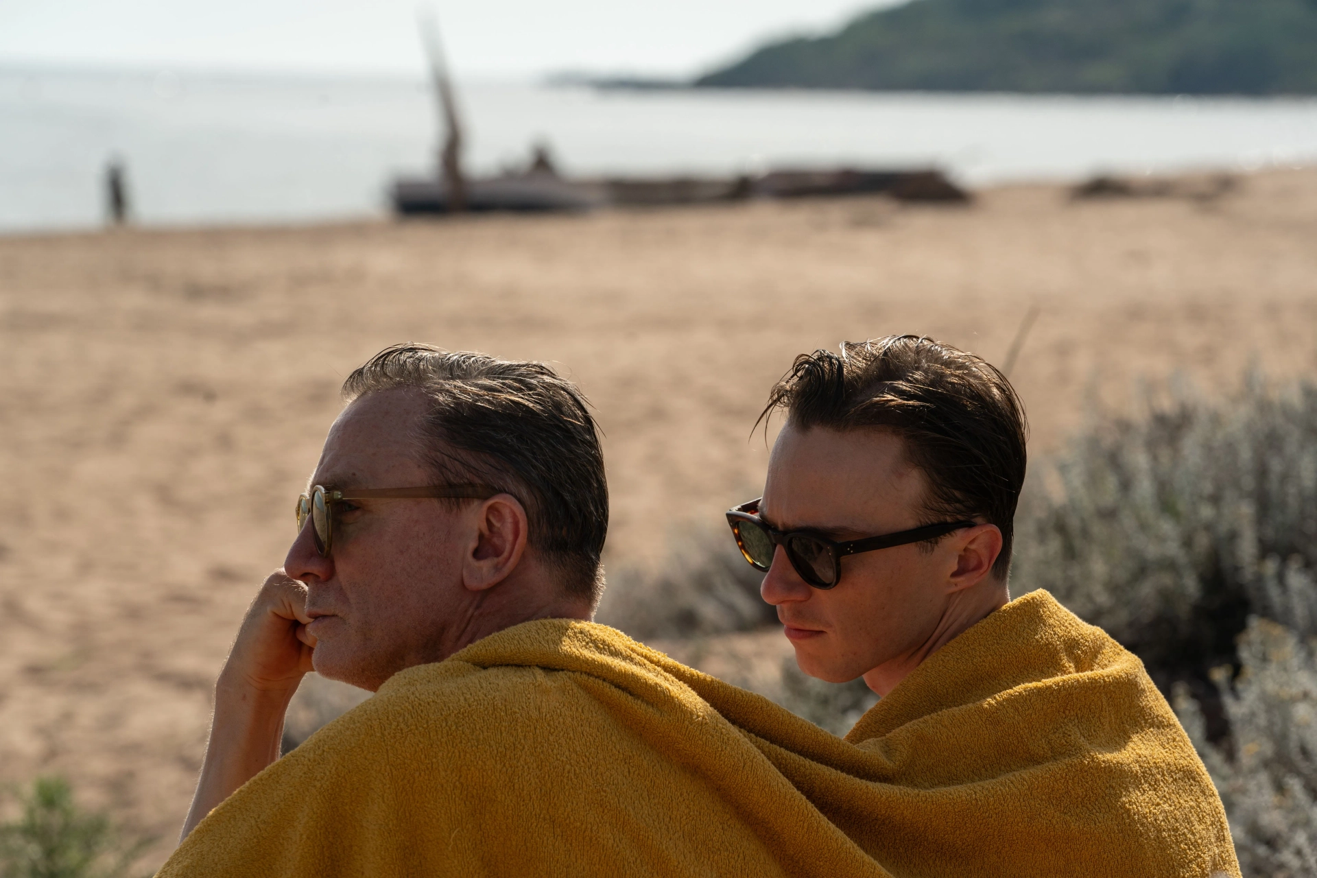 Daniel Craig and Drew Starkey in Queer (2024)