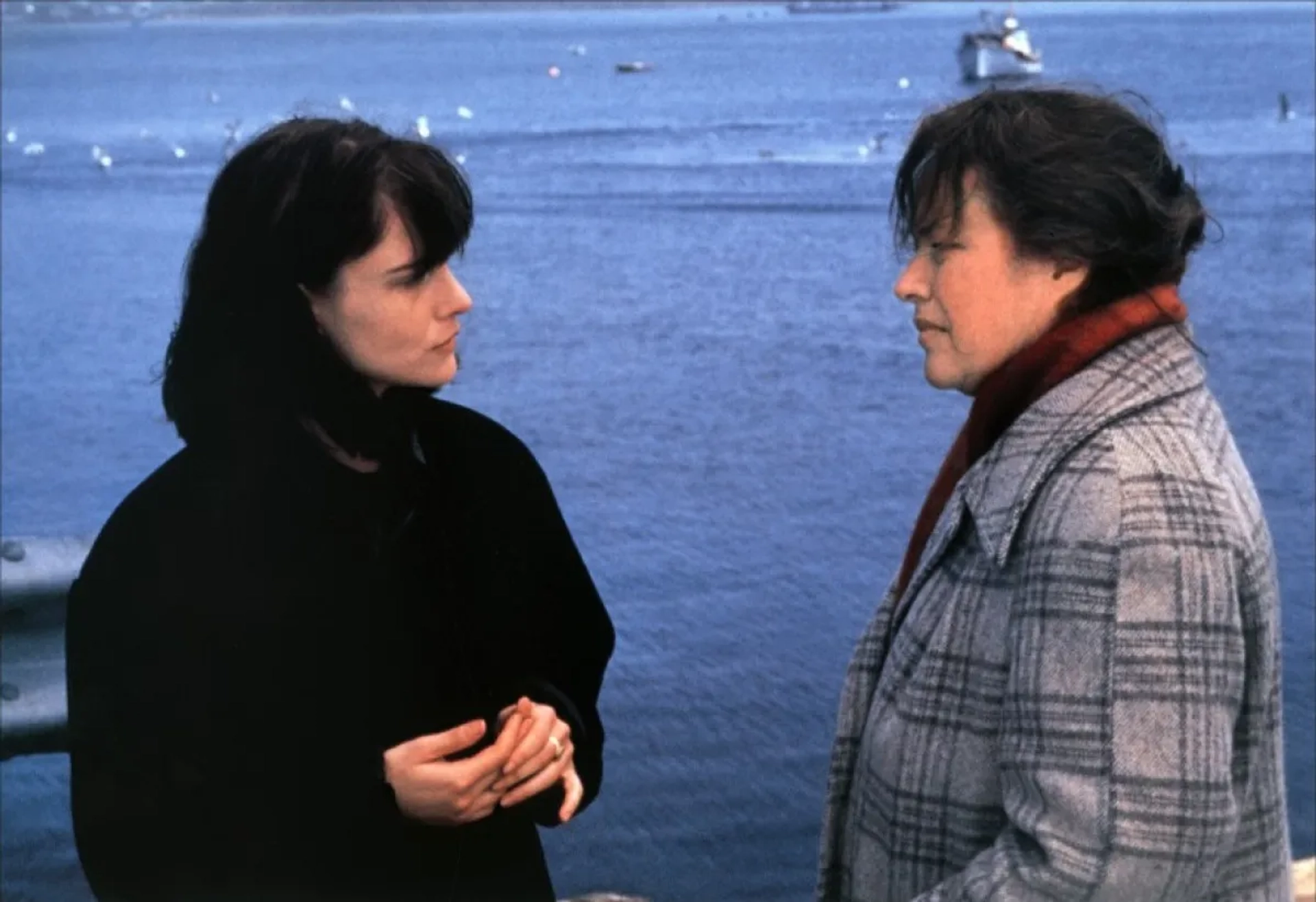 Jennifer Jason Leigh and Kathy Bates in Dolores Claiborne (1995)