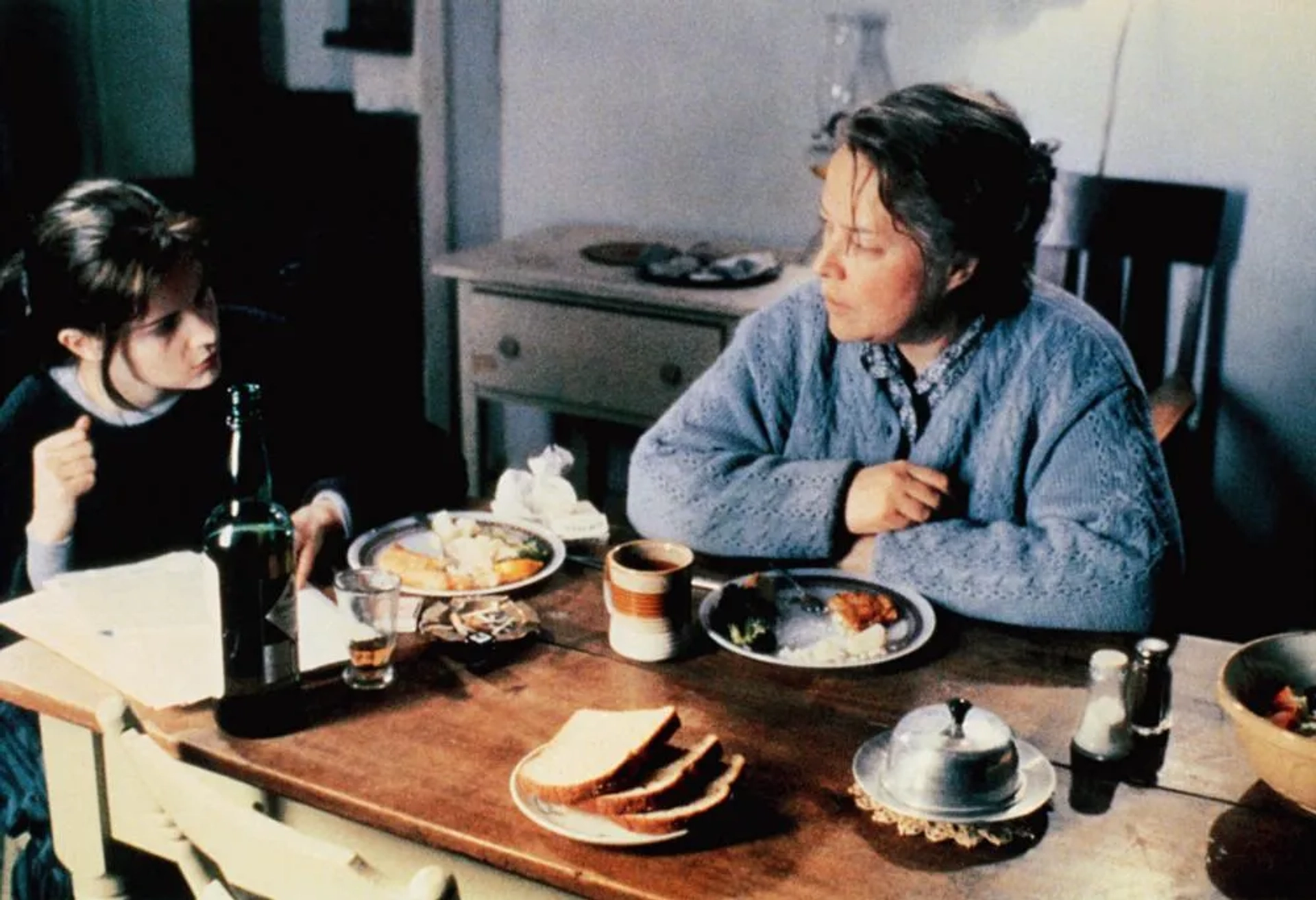 Jennifer Jason Leigh and Kathy Bates in Dolores Claiborne (1995)