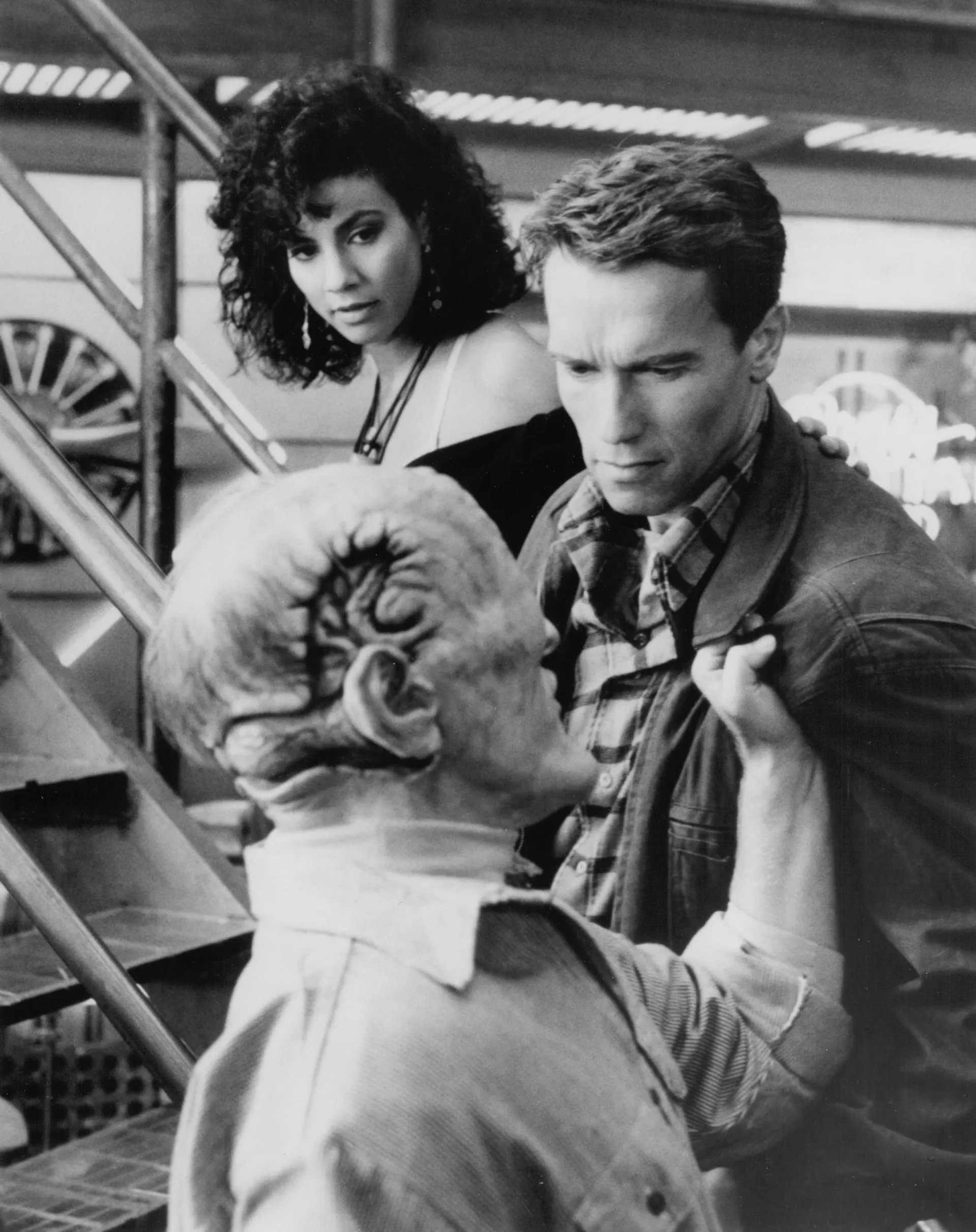 Arnold Schwarzenegger, Rachel Ticotin, and Dean Norris in Total Recall (1990)