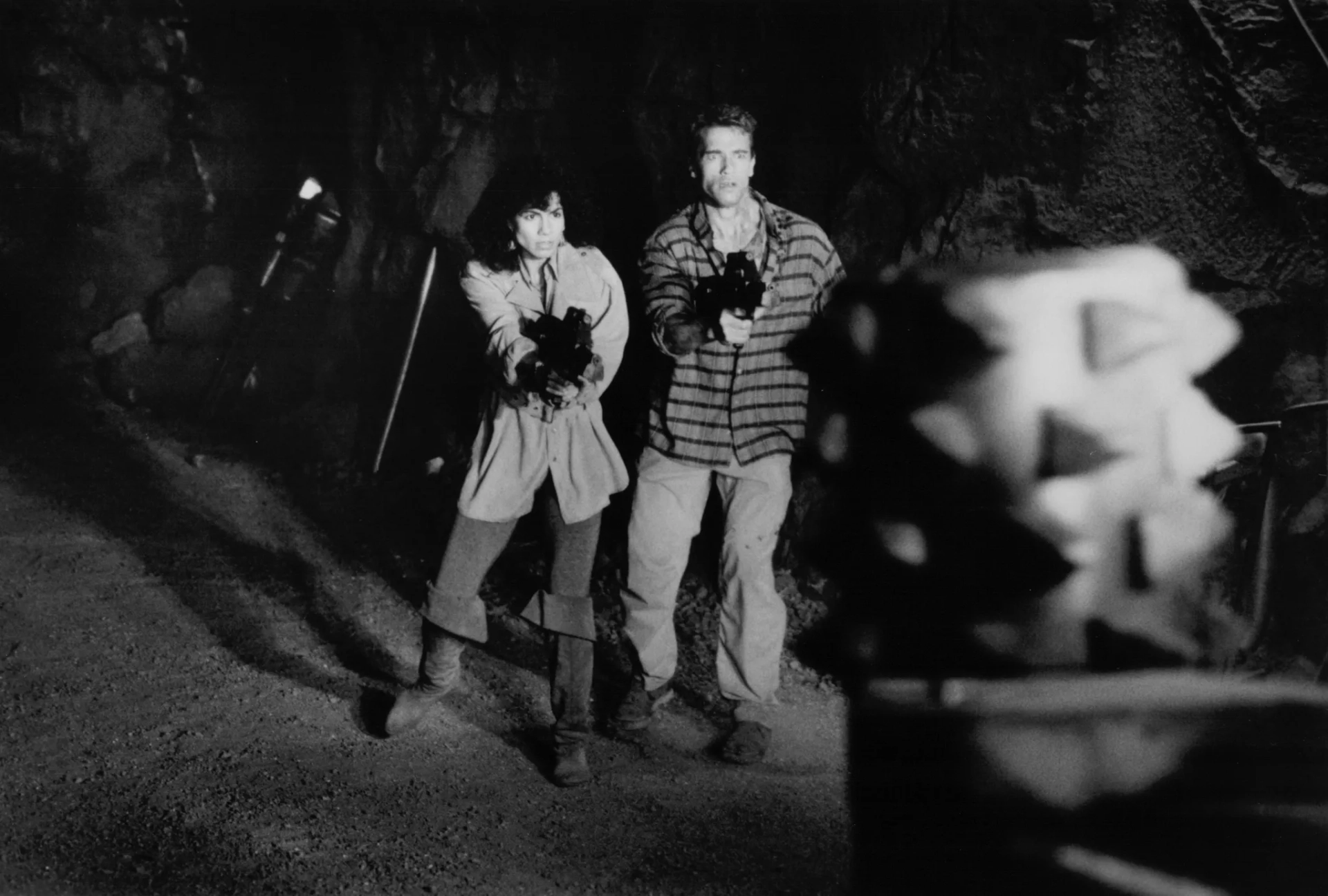 Arnold Schwarzenegger and Rachel Ticotin in Total Recall (1990)