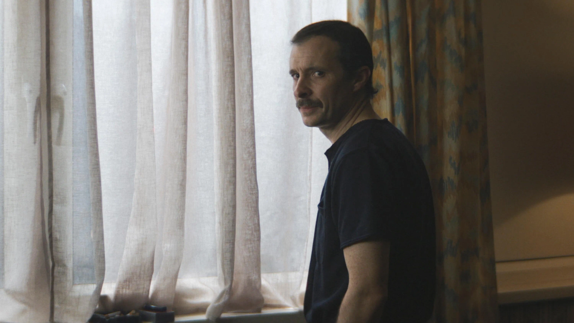Tom Vaughan-Lawlor in Say Nothing (2024)