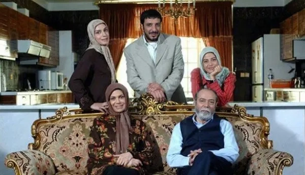 Gohar Kheirandish, Ali Nasirian, Amir Jafari, and Tannaz Tabatabaei in Forbidden Fruit (2007)