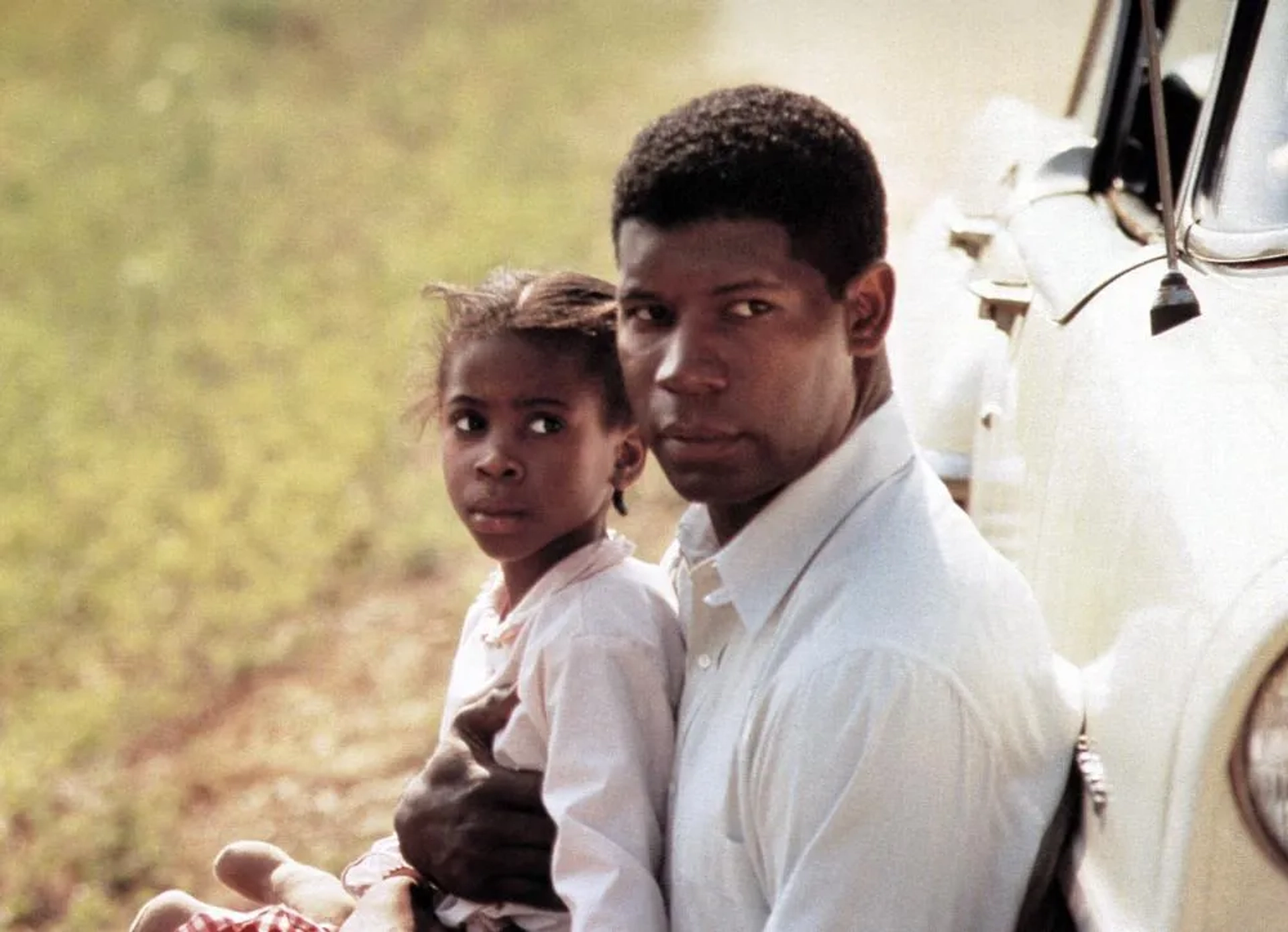 Dennis Haysbert and Stephanie McFadden in Love Field (1992)