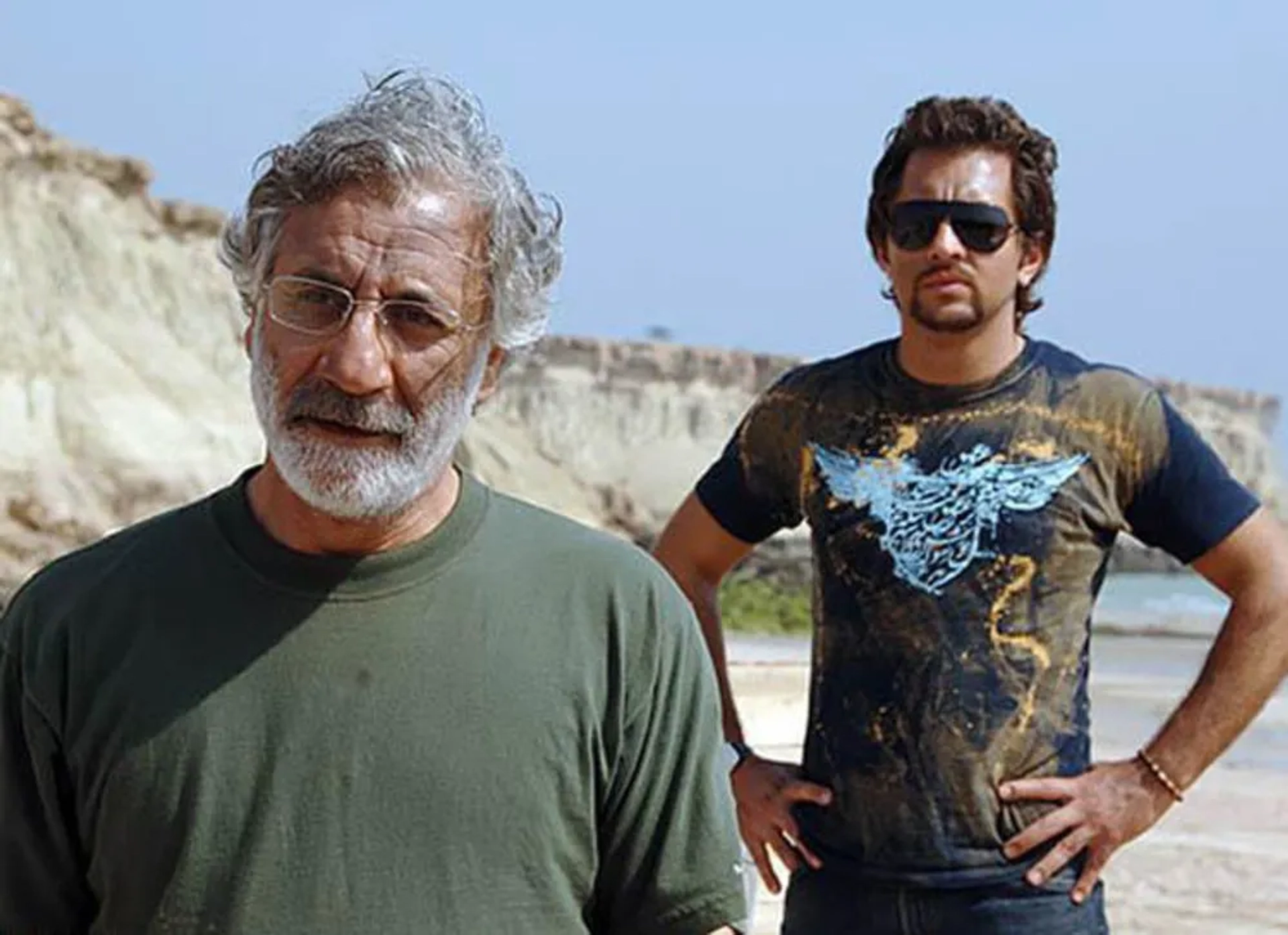 Masoud Rayegan and Bahram Radan in Motherland (2009)