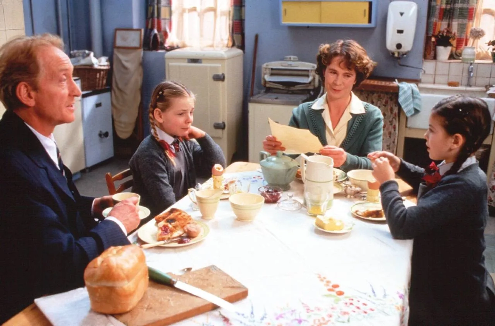 Charles Dance, Auriol Evans, Keylee Jade Flanders, and Celia Imrie in Hilary and Jackie (1998)