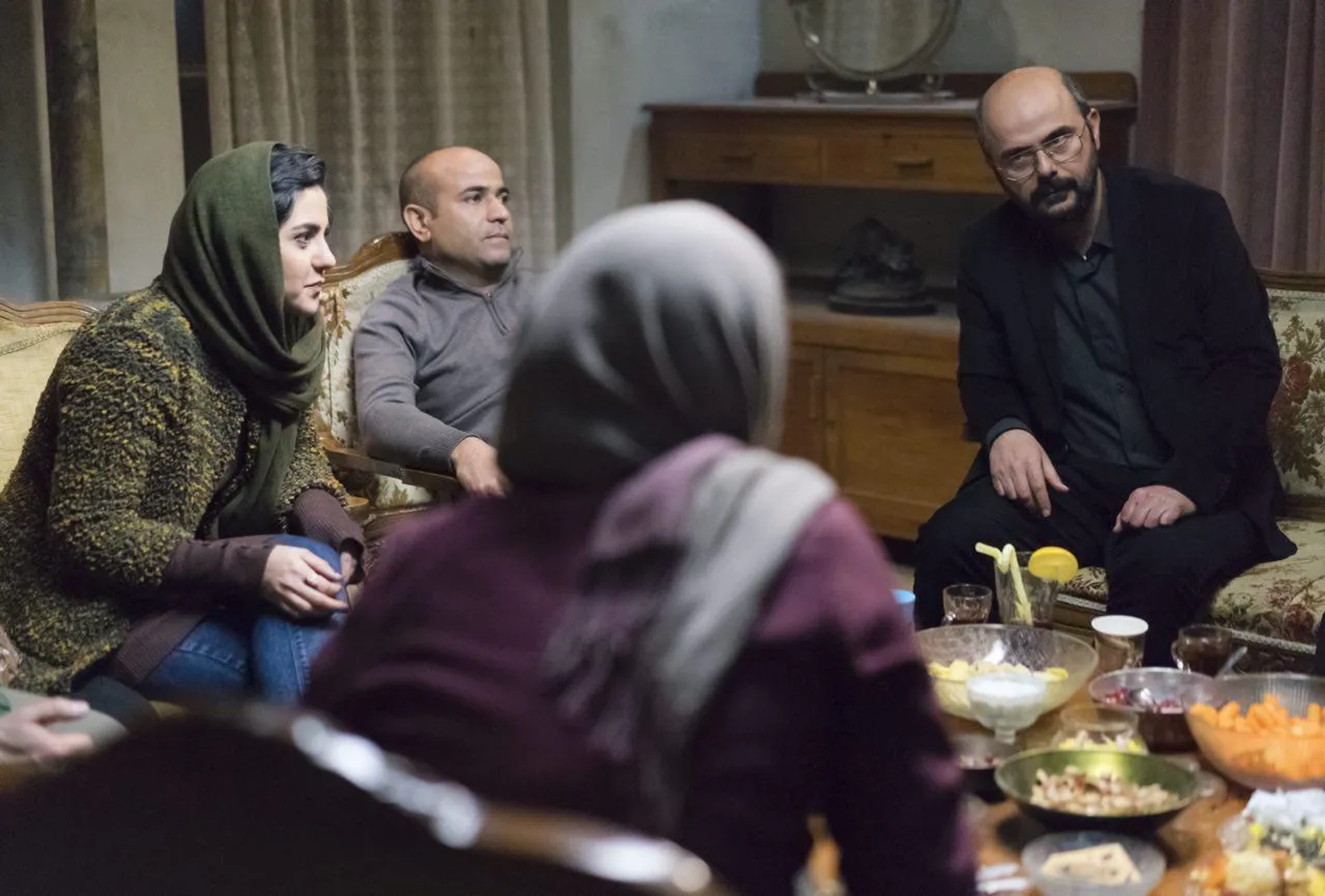 Ali Mosaffa, Saeed Changizian, and Fahimeh Amanzadeh in A Bigger Game (2018)