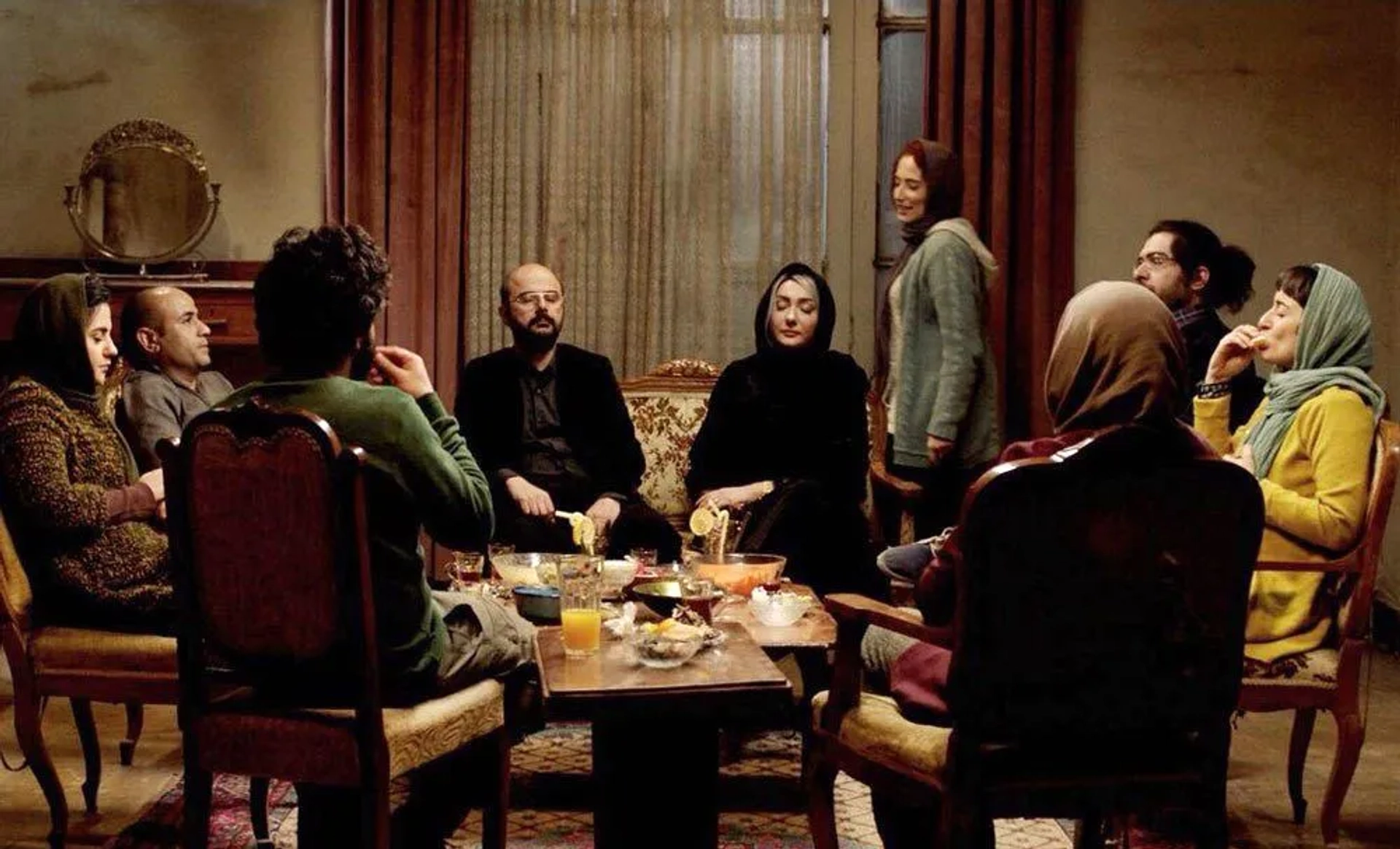 Ali Mosaffa, Hanieh Tavassoli, Negar Javaherian, Saeed Changizian, Fahimeh Amanzadeh, Mahsa Alafar, and Soheila Golestani in A Bigger Game (2018)