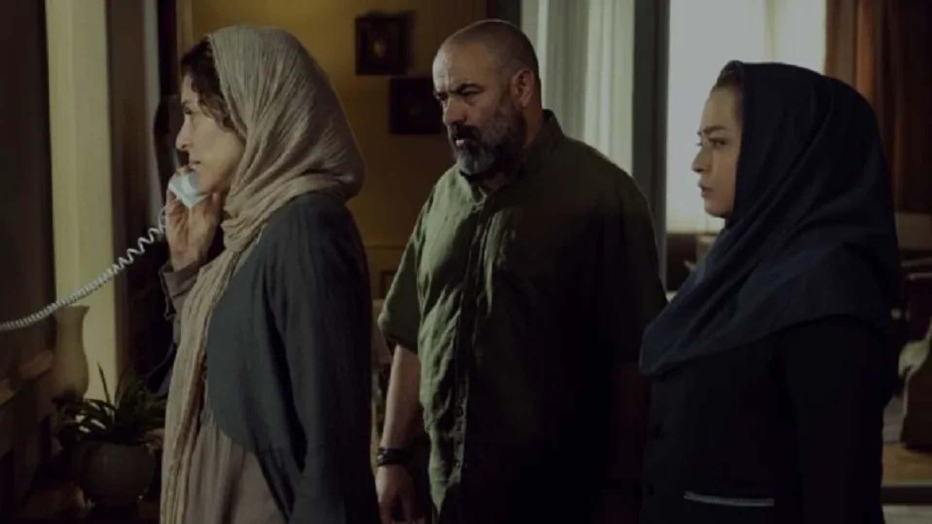 Mehraveh Sharifinia, Vishka Asayesh, and Mohammad Hassan Madjooni in The Badger (2020)