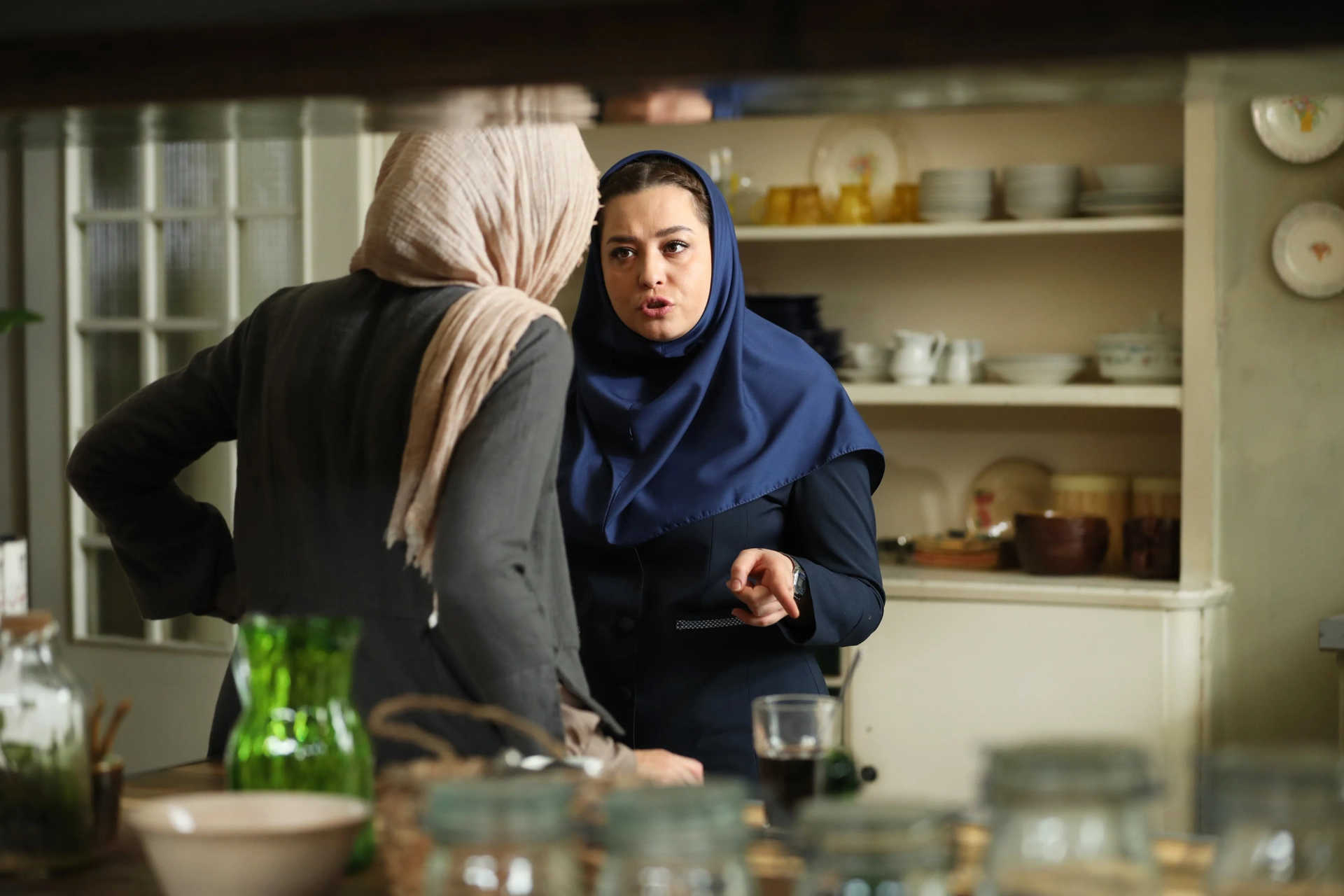 Mehraveh Sharifinia and Vishka Asayesh in The Badger (2020)