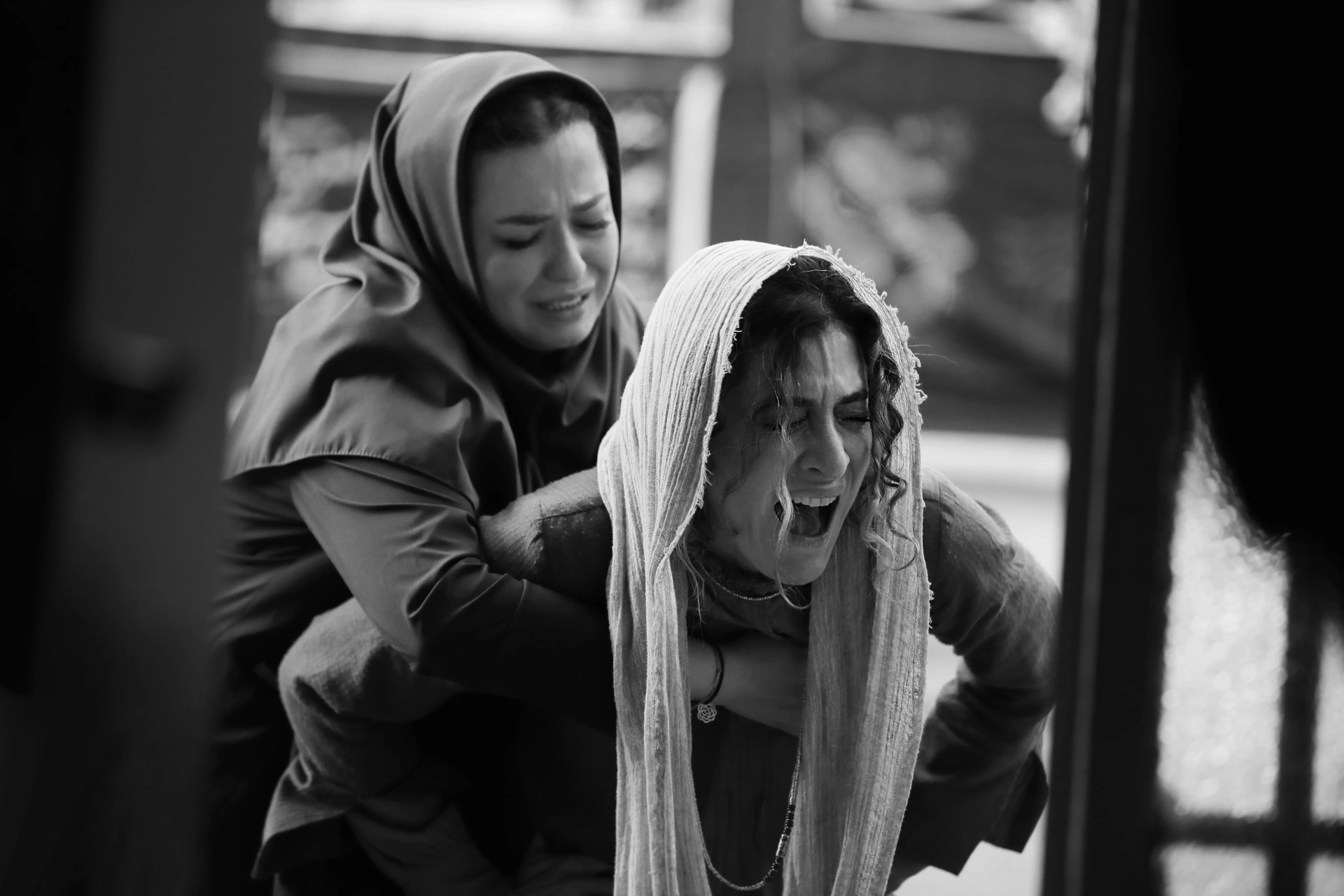 Mehraveh Sharifinia and Vishka Asayesh in The Badger (2020)