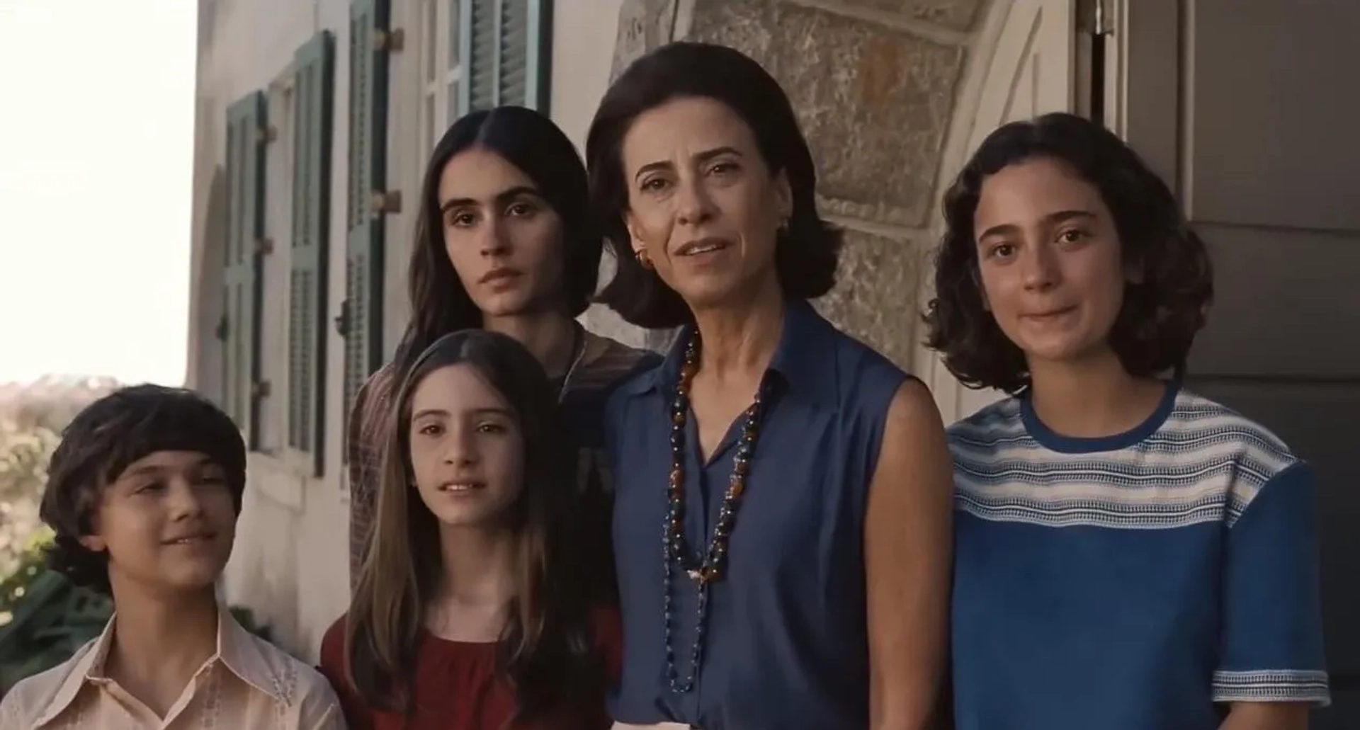 Fernanda Montenegro, Fernanda Torres, Cora Mora, Guilherme Silveira, Valentina Herszage, and Bárbara Luz in I'm Still Here (2024)
