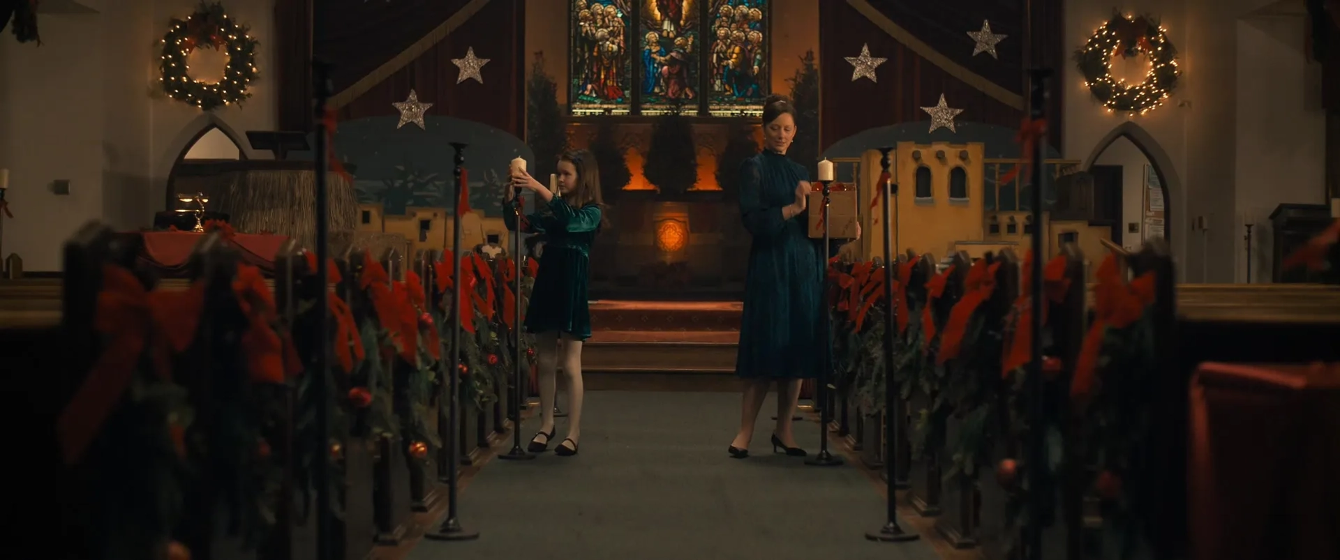 Judy Greer and Molly Belle Wright in The Best Christmas Pageant Ever (2024)