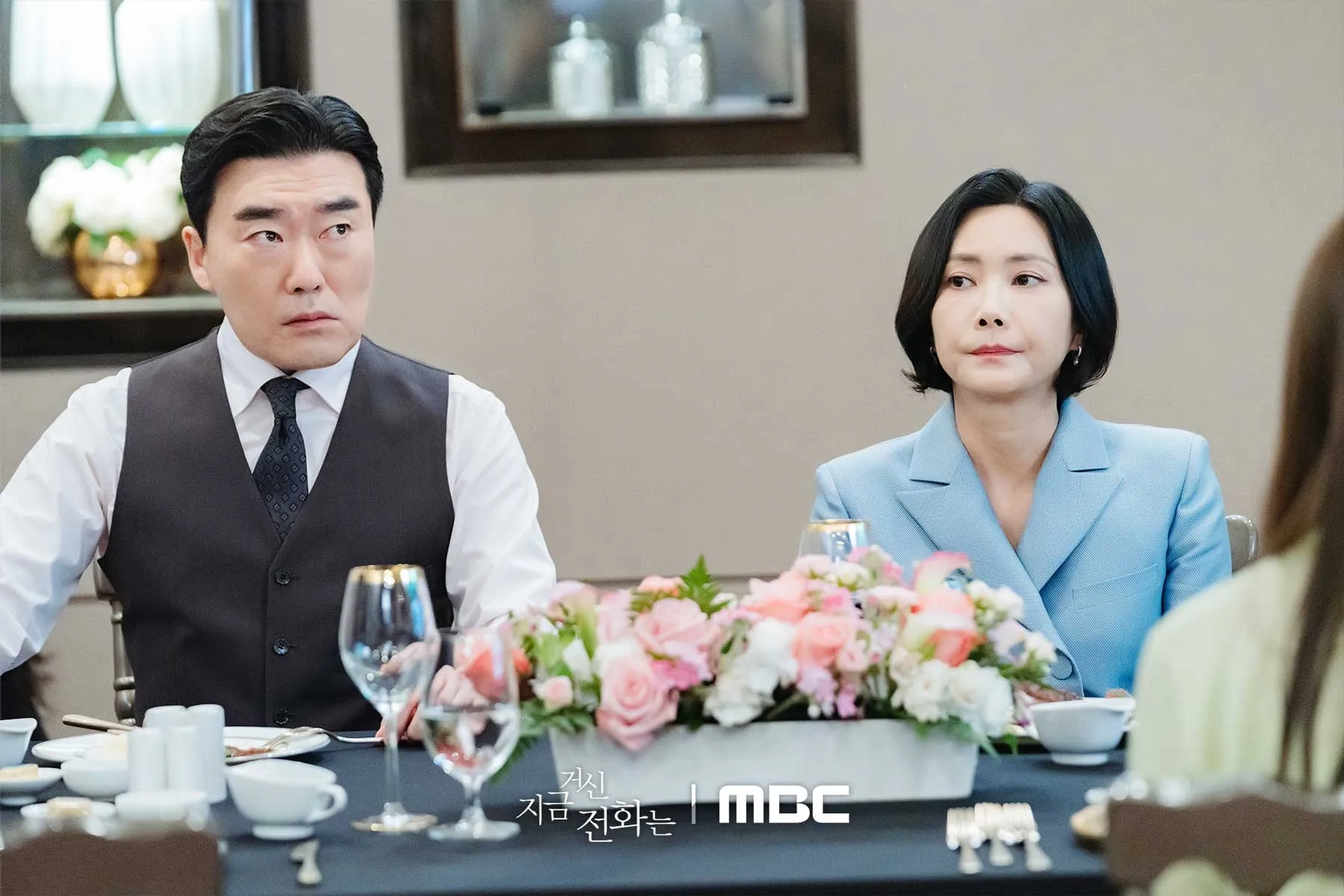 Choo Sang-mi and Yoo Seong-ju in When the Phone Rings (2024)
