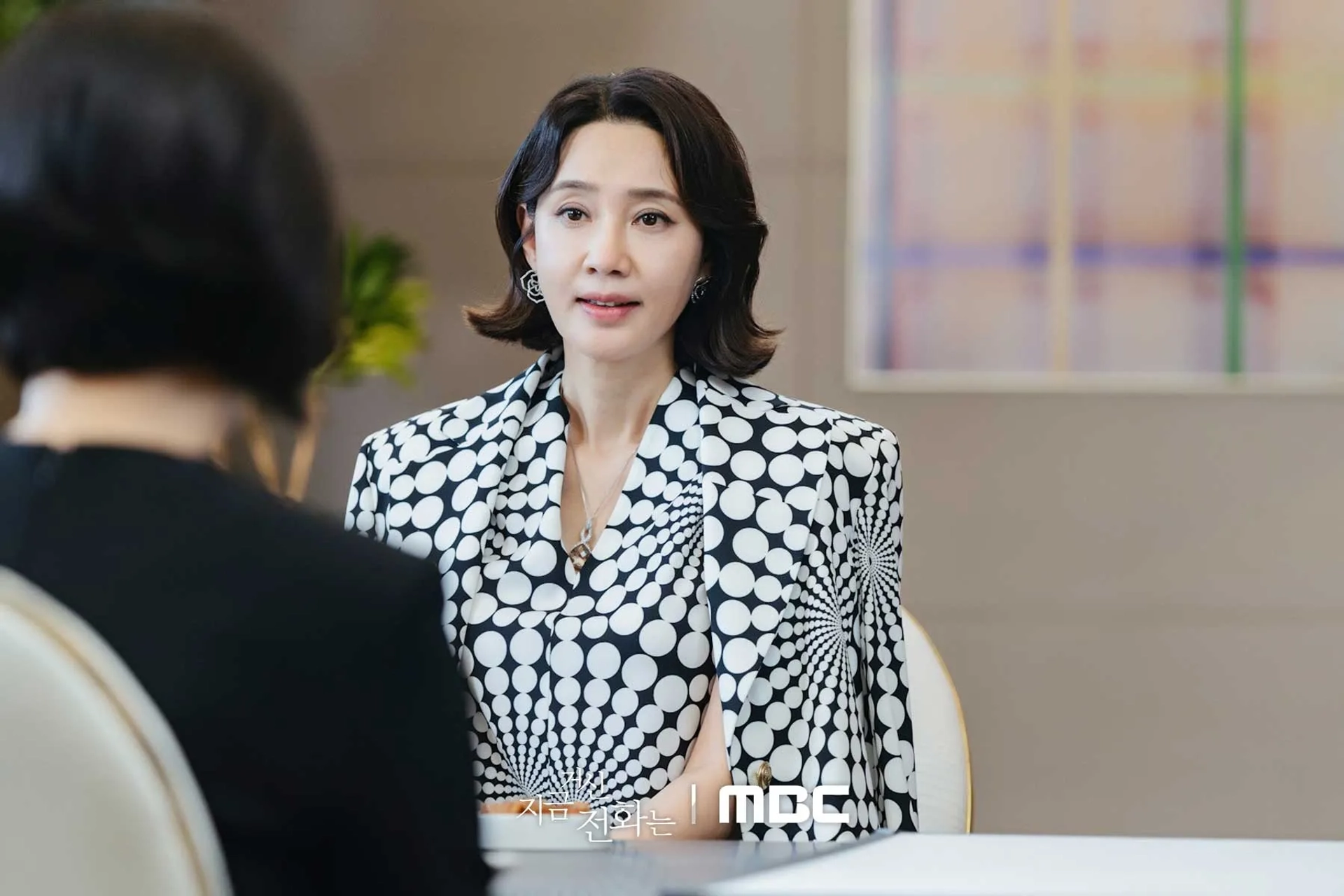 Choo Sang-mi and Oh Hyun-kyung in When the Phone Rings (2024)
