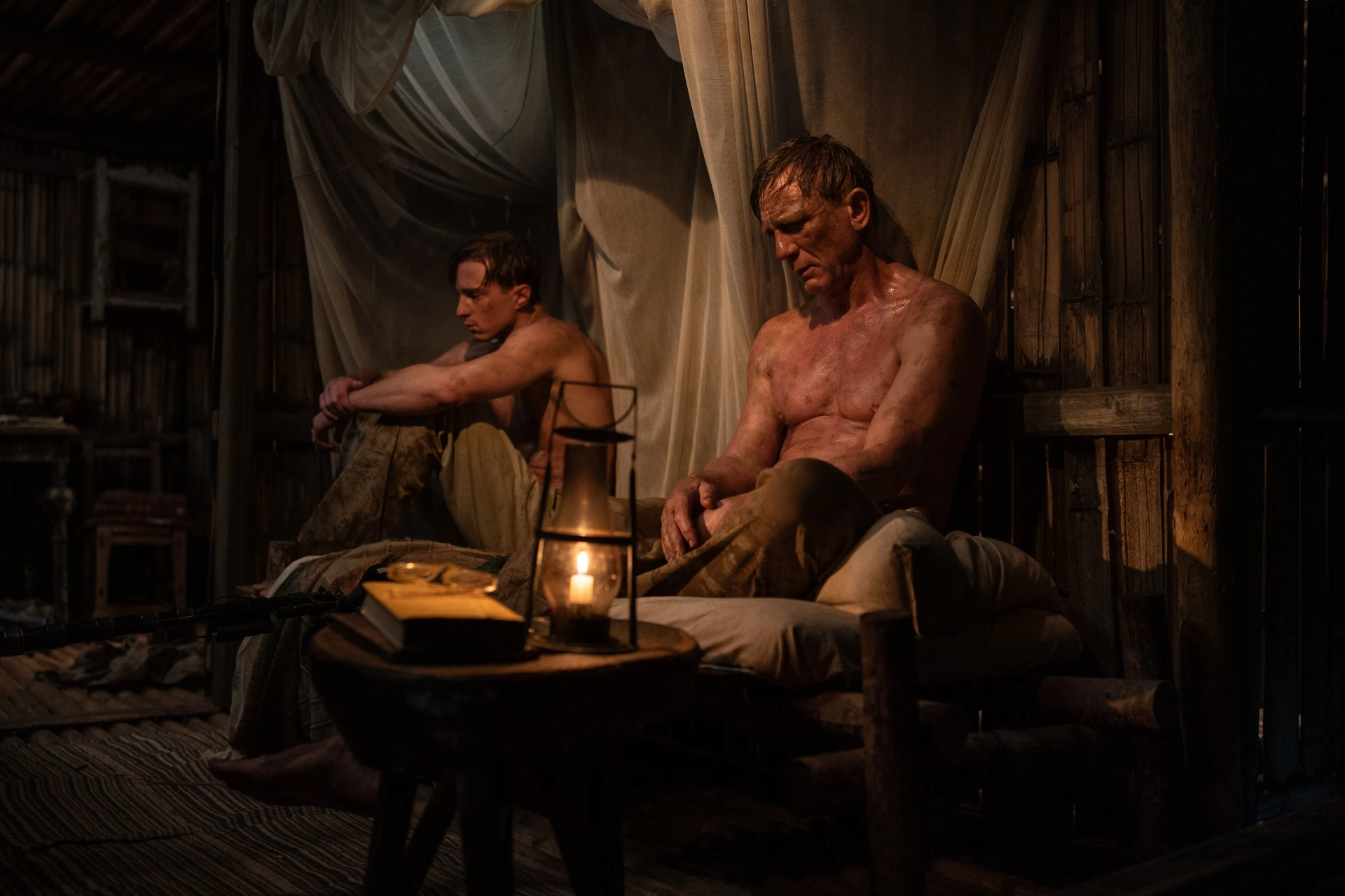 Daniel Craig and Drew Starkey in Queer (2024)
