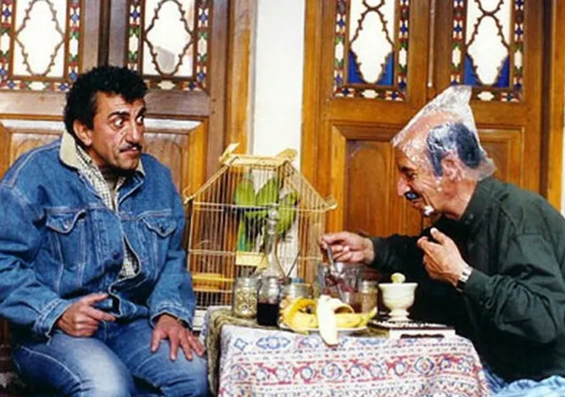 Reza Kianian and Hushang Harirchiyan in The Wind Carpet (2003)