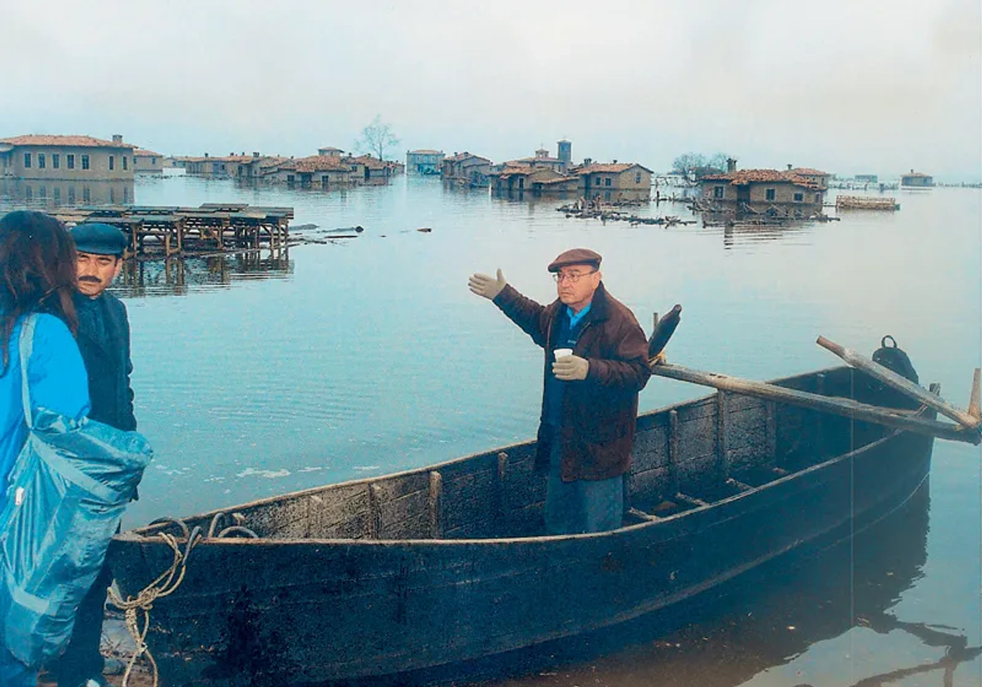 Theodoros Angelopoulos in Trilogia: To livadi pou dakryzei (2004)