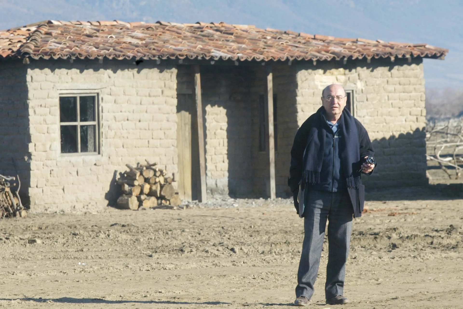 Theodoros Angelopoulos in Trilogia: To livadi pou dakryzei (2004)