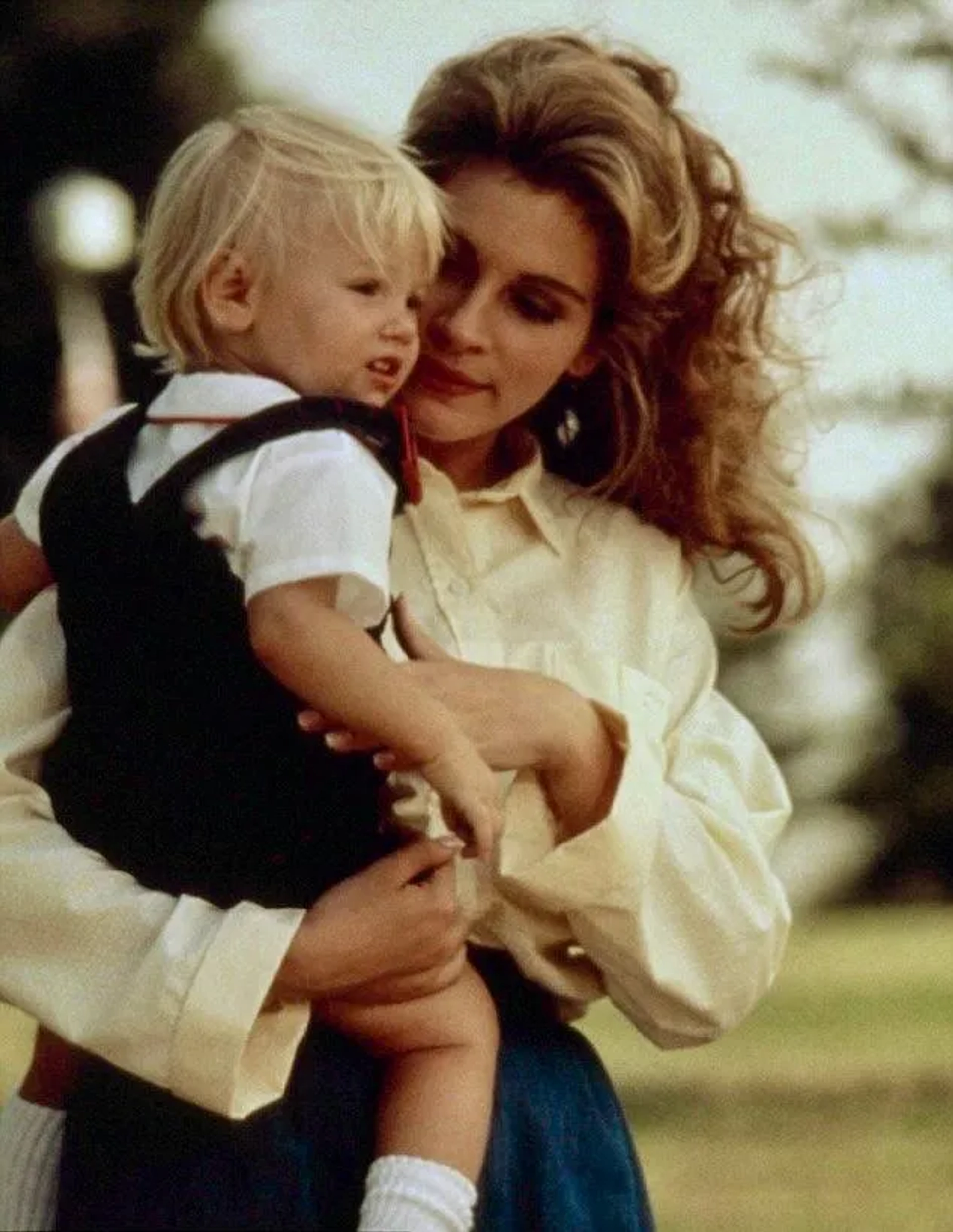 Julia Roberts and Clara Gabrielle in Steel Magnolias (1989)