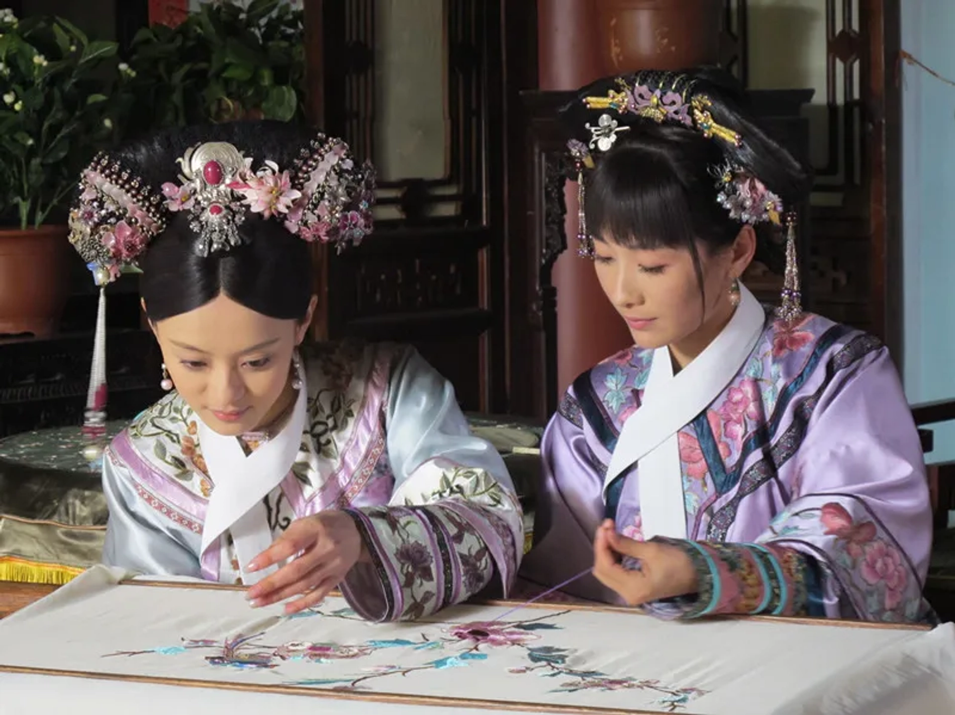 Li Sun and Xin-ran Tao in Empresses in the Palace (2011)