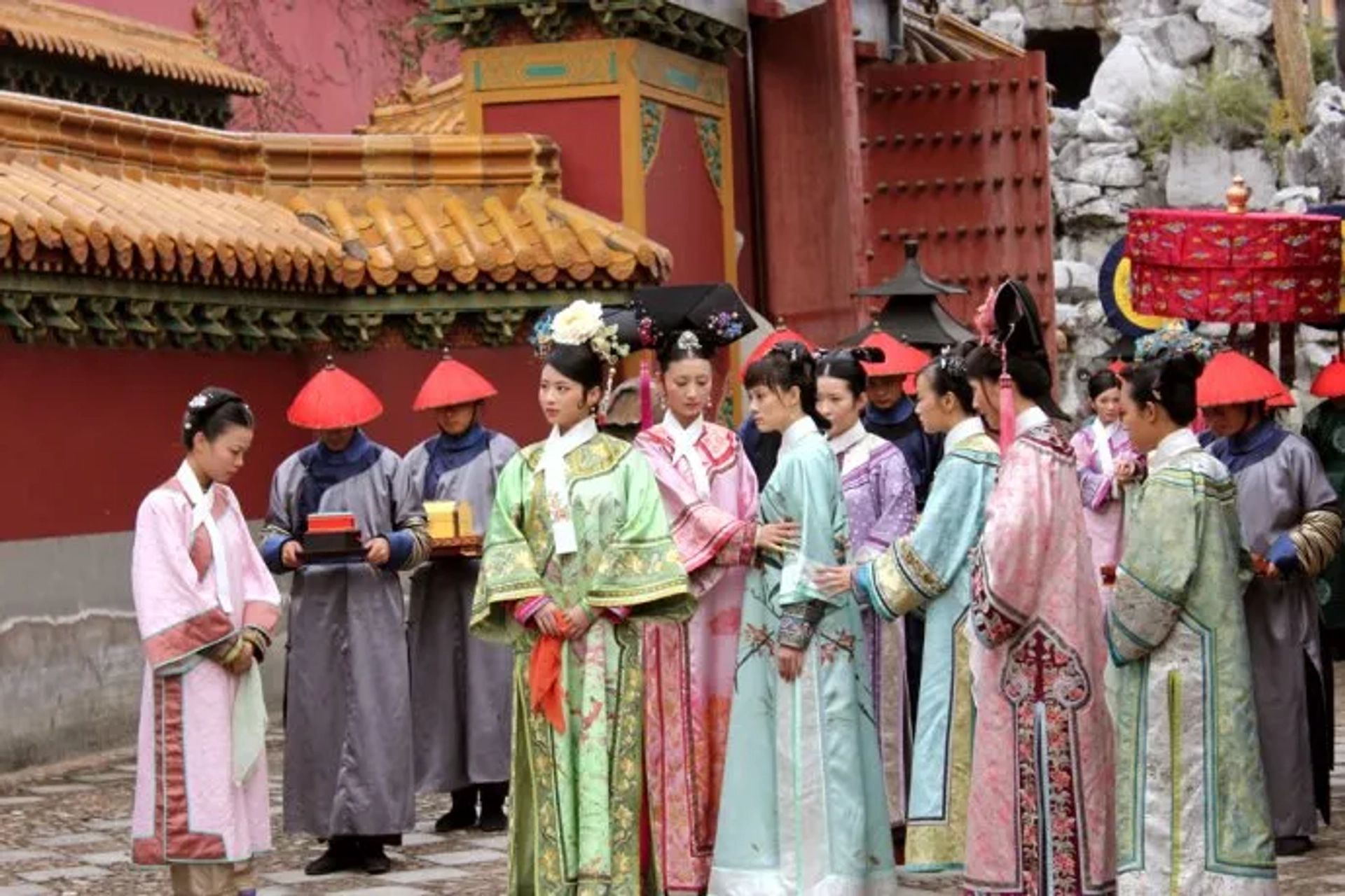 Li Sun, Yinger, and Xi Lan in Empresses in the Palace (2011)