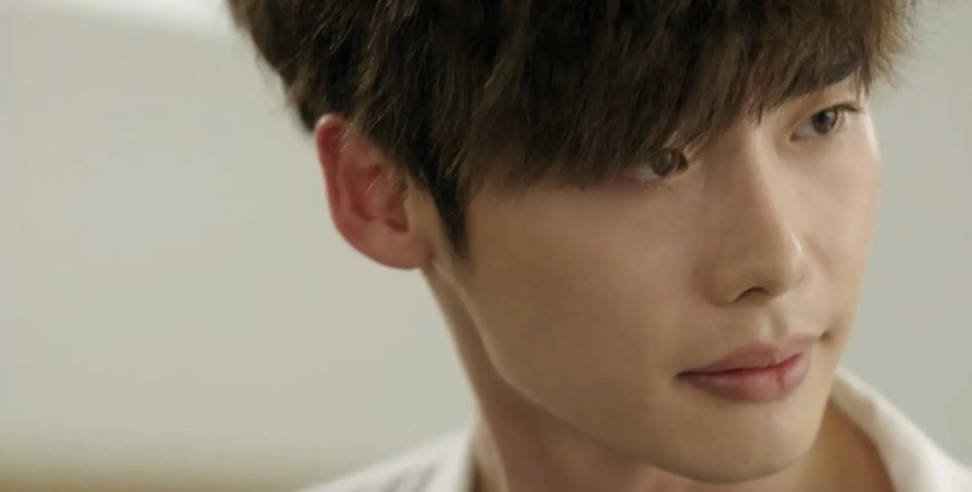 Lee Jong-suk in Doctor Stranger (2014)