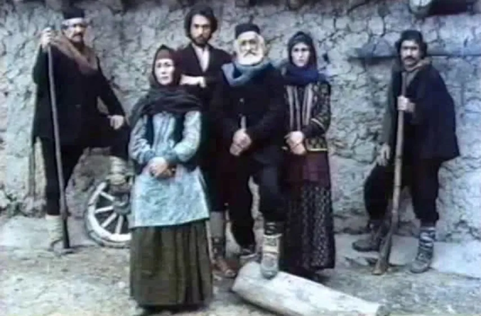 Mahmoud Jafari, Sami Tahassoni, Malihe Nikjumand, and Atash Taghipour in The Spell (1987)