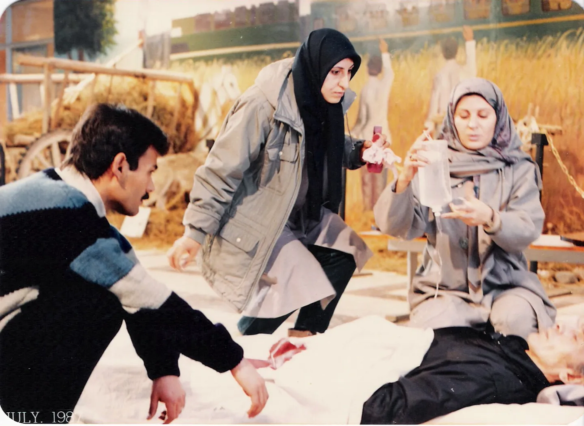 Parviz Poorhosseini, Golchehre Sajadieh, and Shahin Yazdani in The Station (1987)