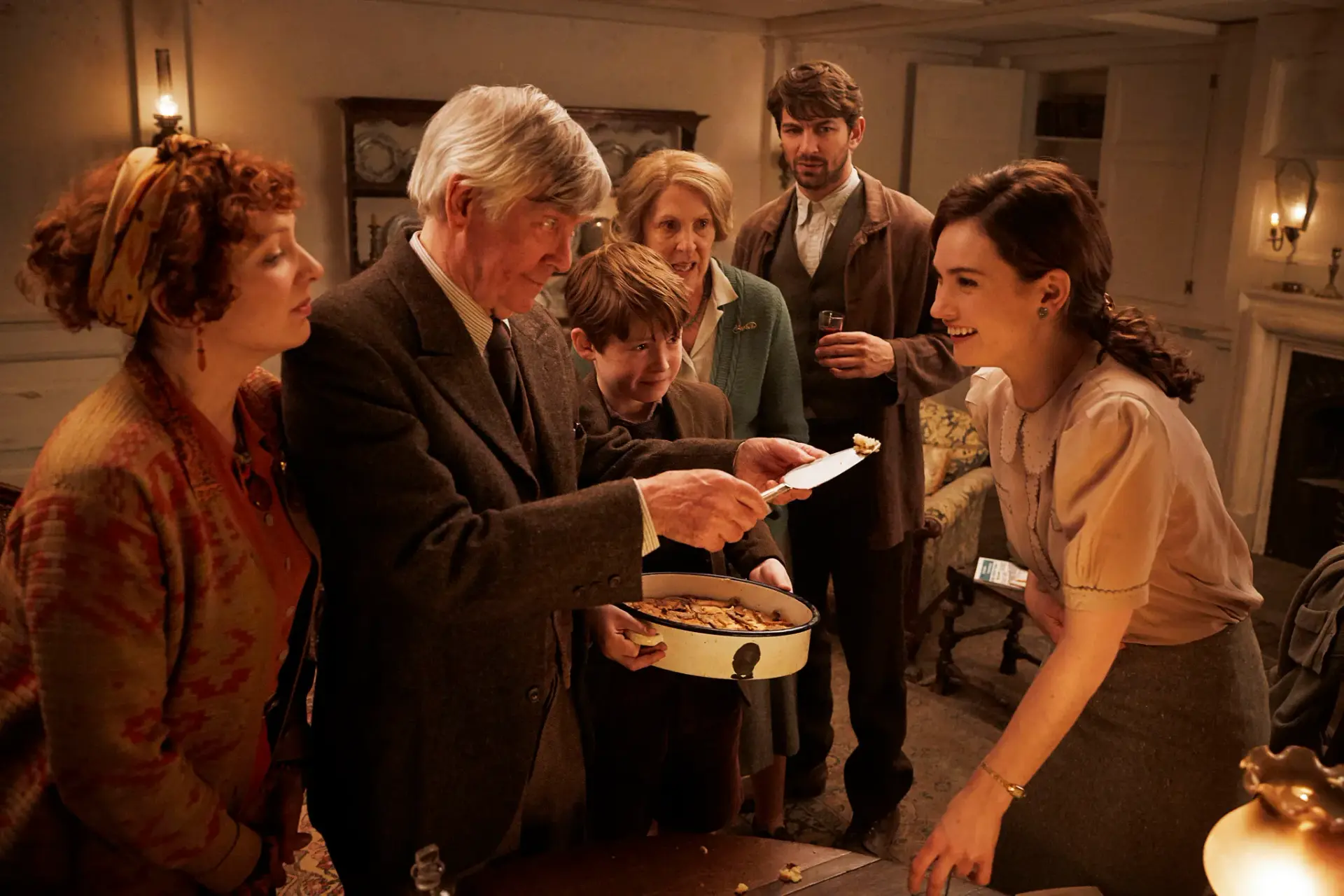 فیلم انجمن ادبی و پای پوست سیب زمینی گرنزی	(The Guernsey Literary and Potato Peel Pie Society 2018)