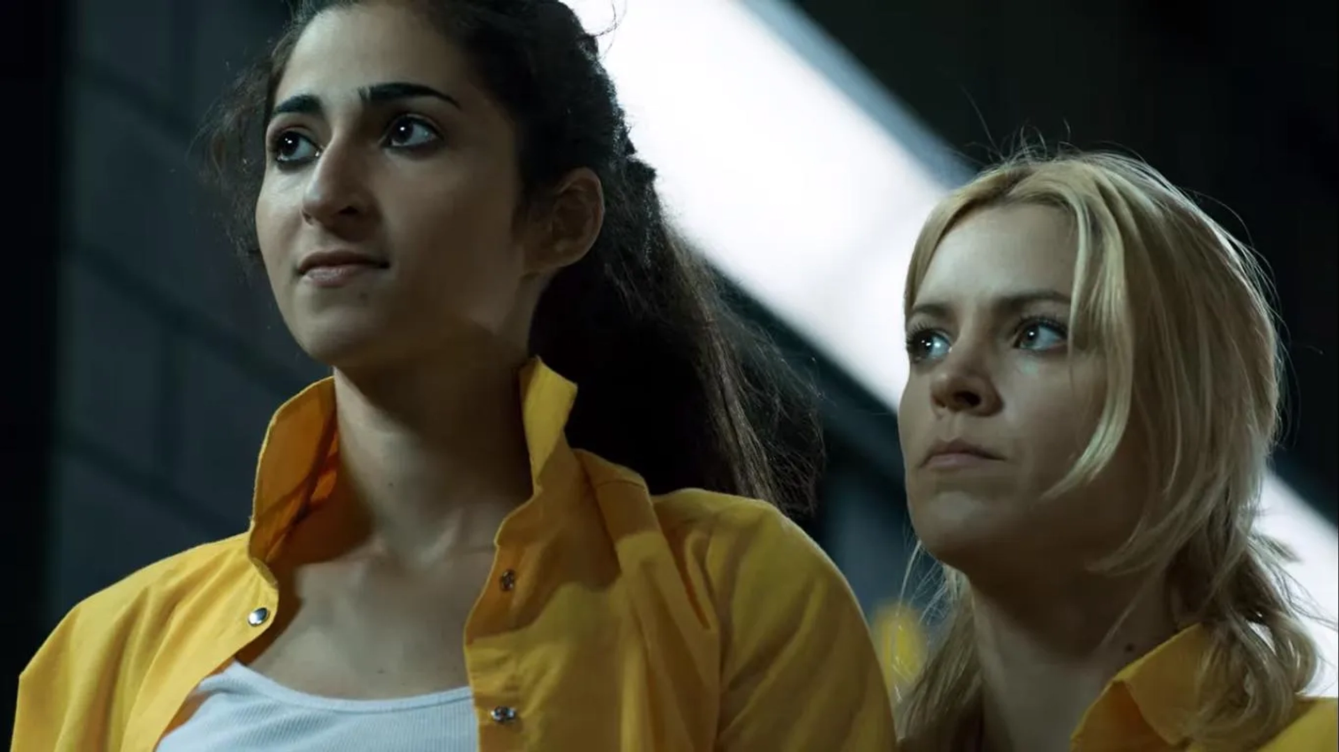 Alba Flores and Maggie Civantos in Vis a vis (2015)