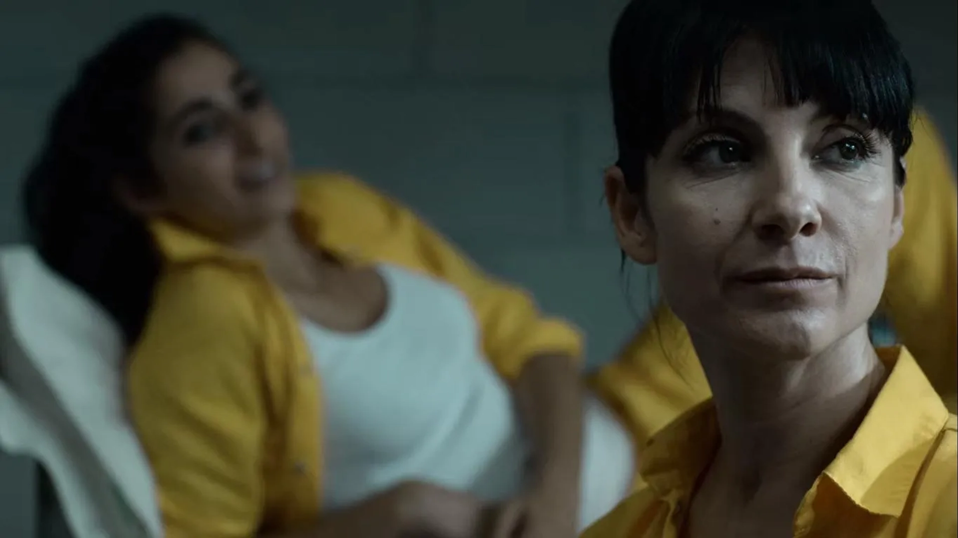 Najwa Nimri and Alba Flores in Vis a vis (2015)