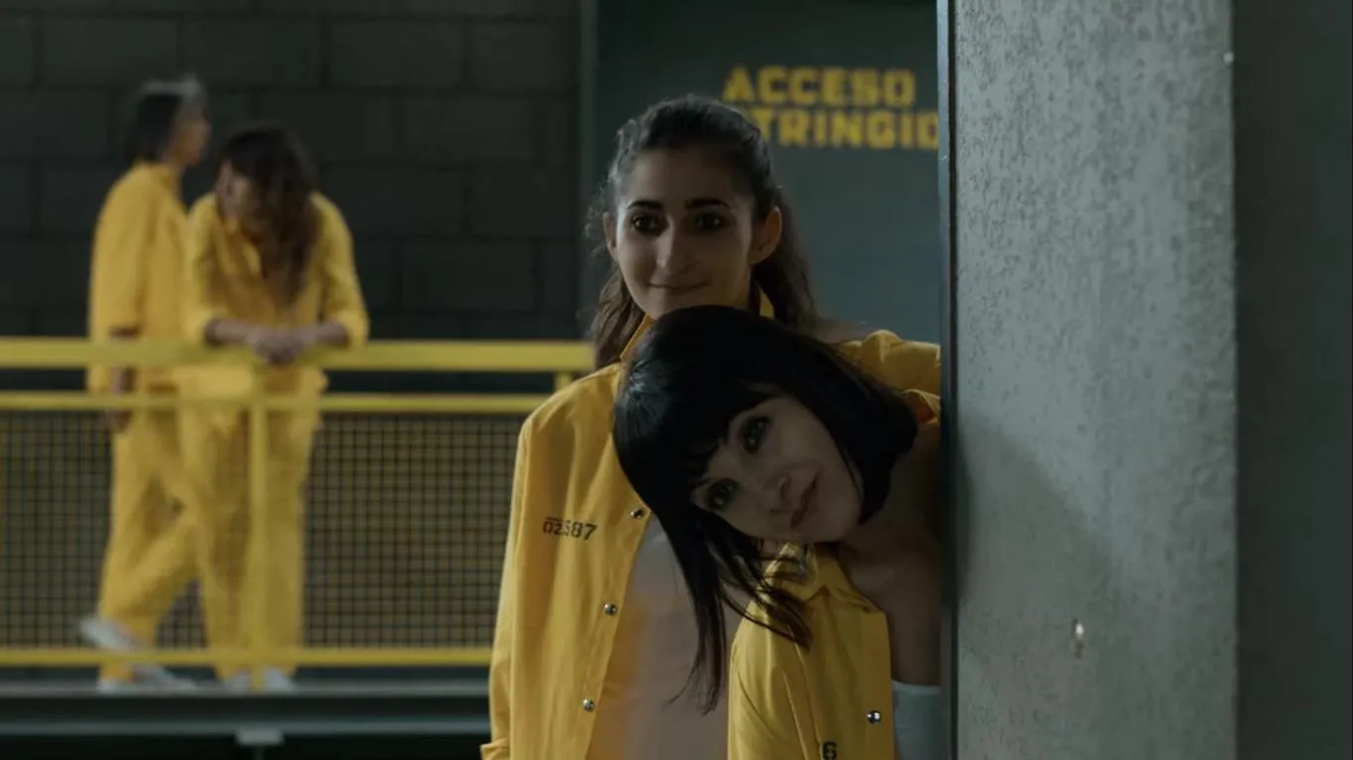 Najwa Nimri and Alba Flores in Vis a vis (2015)